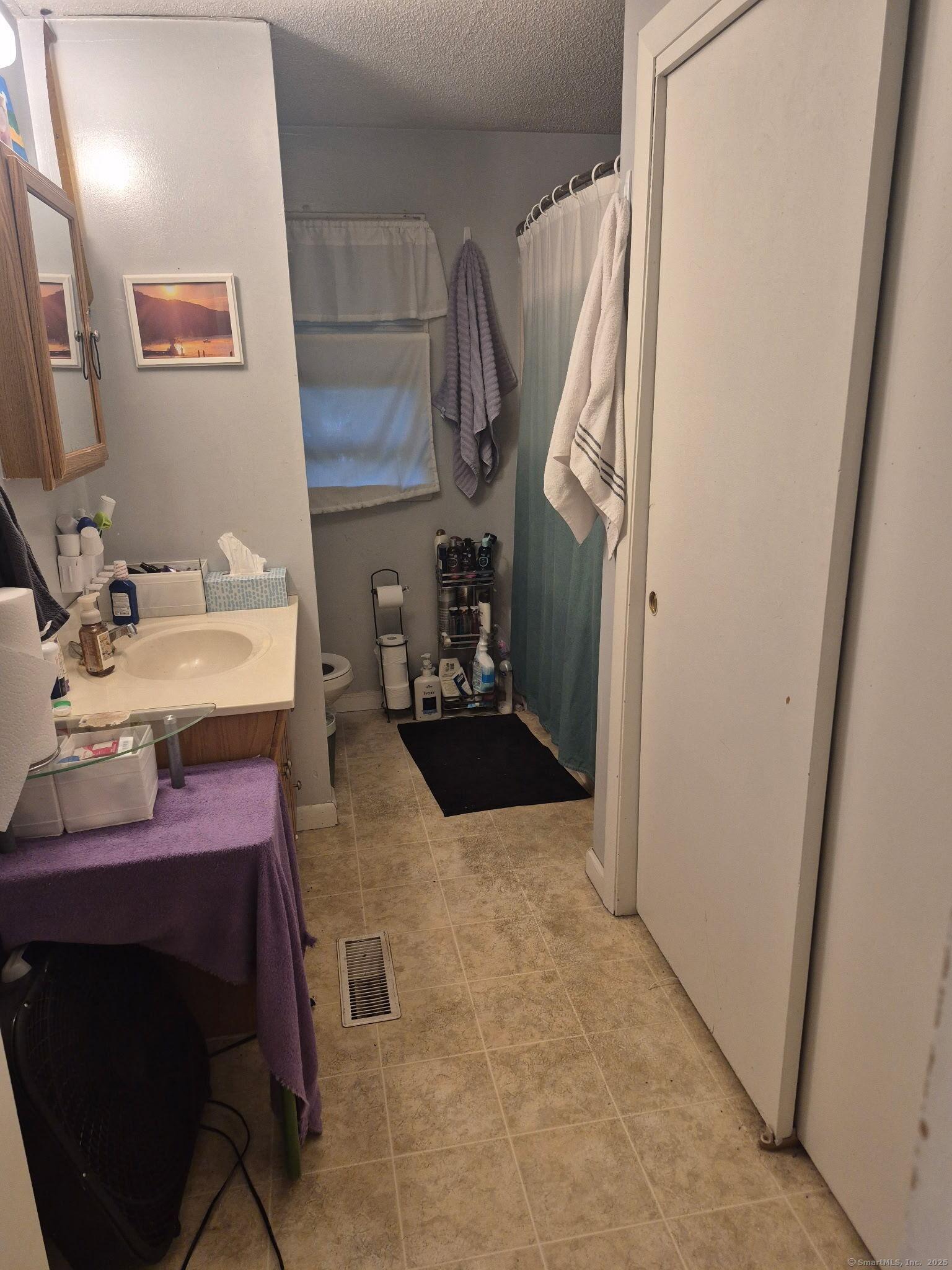 Wallingford, Connecticut, 06492, United States, 5 Bedrooms Bedrooms, ,4 BathroomsBathrooms,Residential,For Sale,1976200