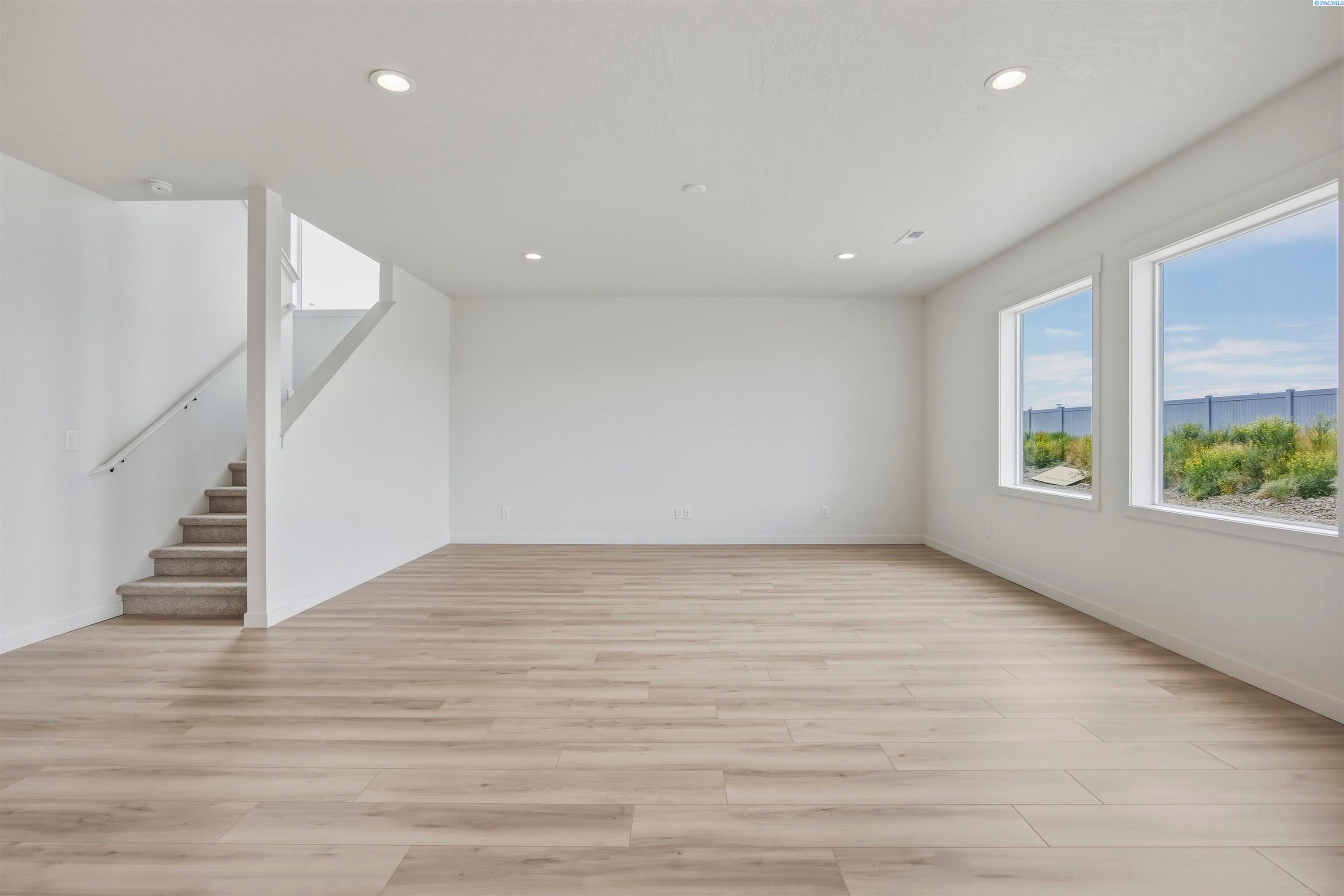 Prosser, Washington, 99350, United States, 5 Bedrooms Bedrooms, ,3 BathroomsBathrooms,Residential,For Sale,2028032