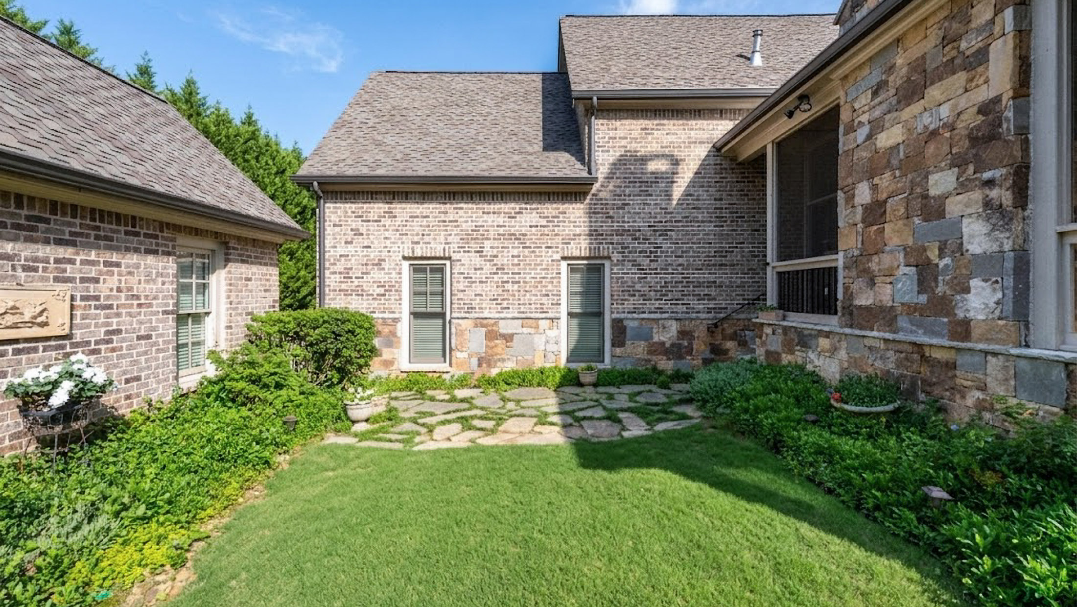  Stunning Custom Built Brick Home on Premium Private Lot in River District - 物件實景