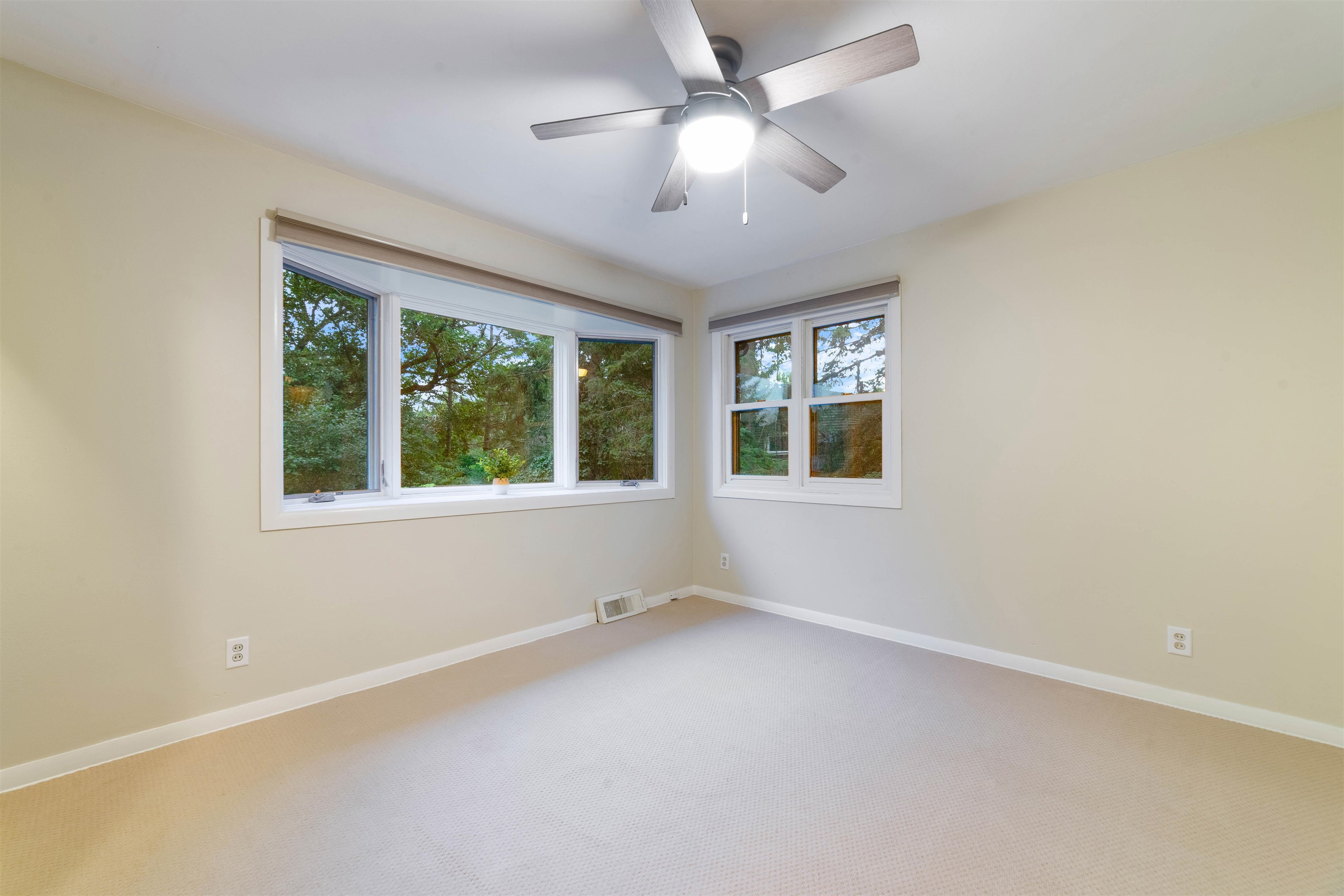 Duluth, Minnesota, 55803, United States, 4 Bedrooms Bedrooms, ,1 BathroomBathrooms,Residential,For Sale,1942593