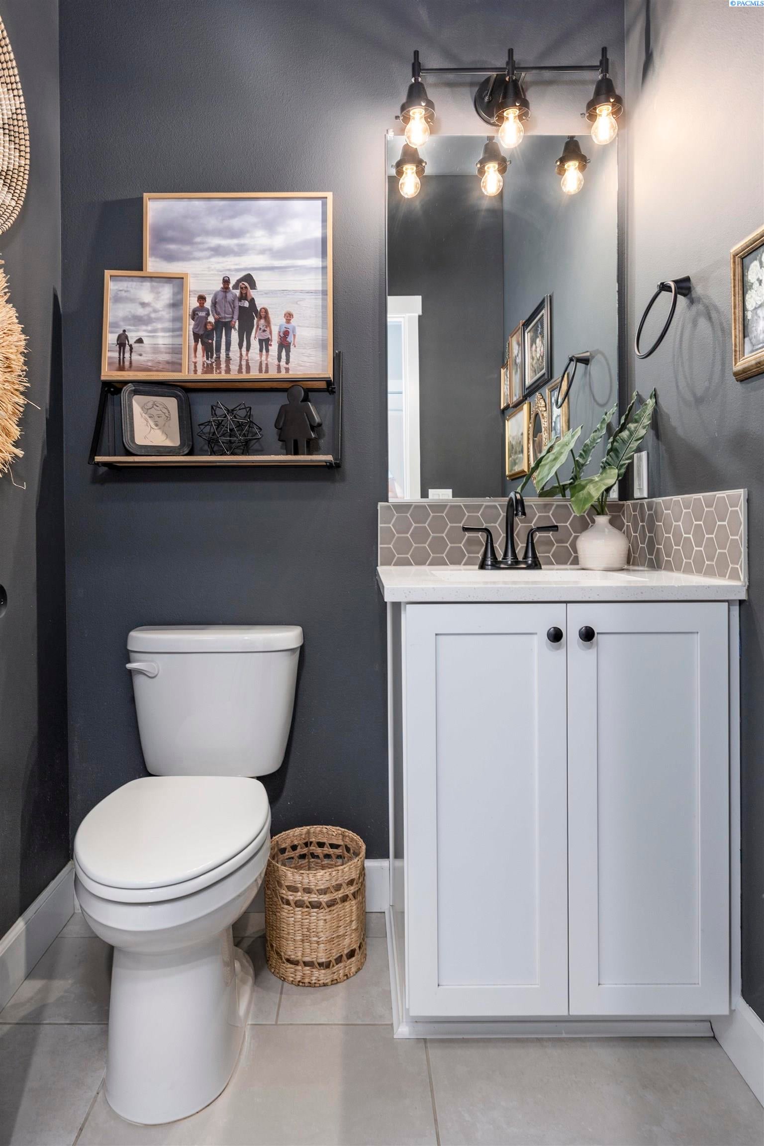 Kennewick, Washington, 99338, United States, 5 Bedrooms Bedrooms, ,3 BathroomsBathrooms,Residential,For Sale,1984207