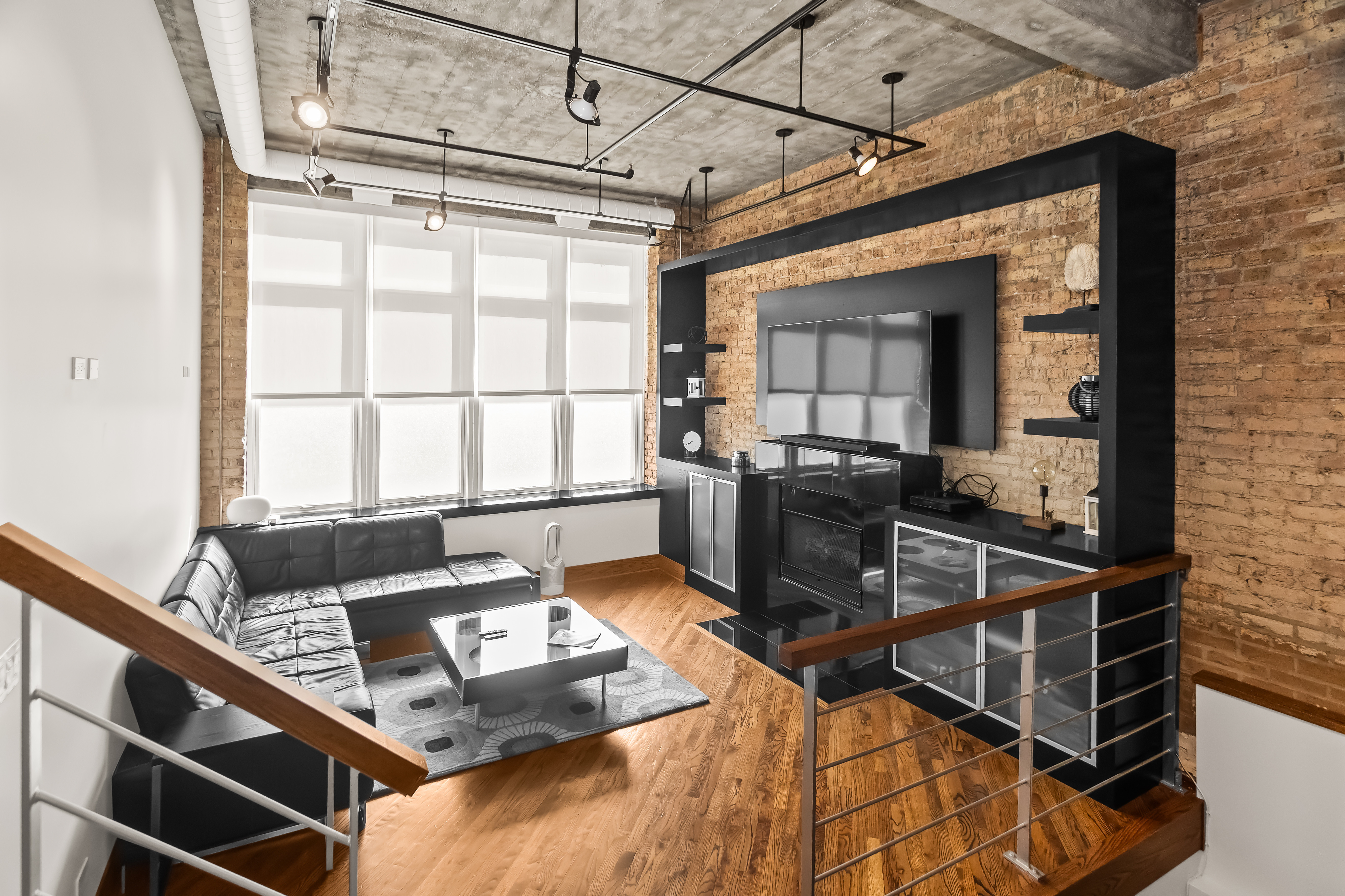  Multi-level Space Blends authentic Industrial-chic Character with Modern Comfort - 物件實景