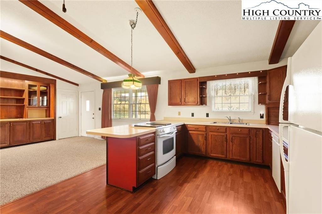 Banner Elk, North Carolina, 28604, United States, 2 Bedrooms Bedrooms, ,2 BathroomsBathrooms,Residential,For Sale,1977010