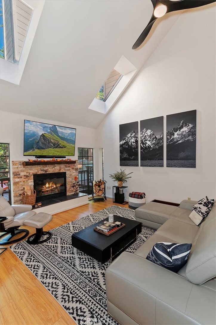 Lake Arrowhead, California, 92352, United States, 4 Bedrooms Bedrooms, ,3 BathroomsBathrooms,Residential,For Sale,1998822