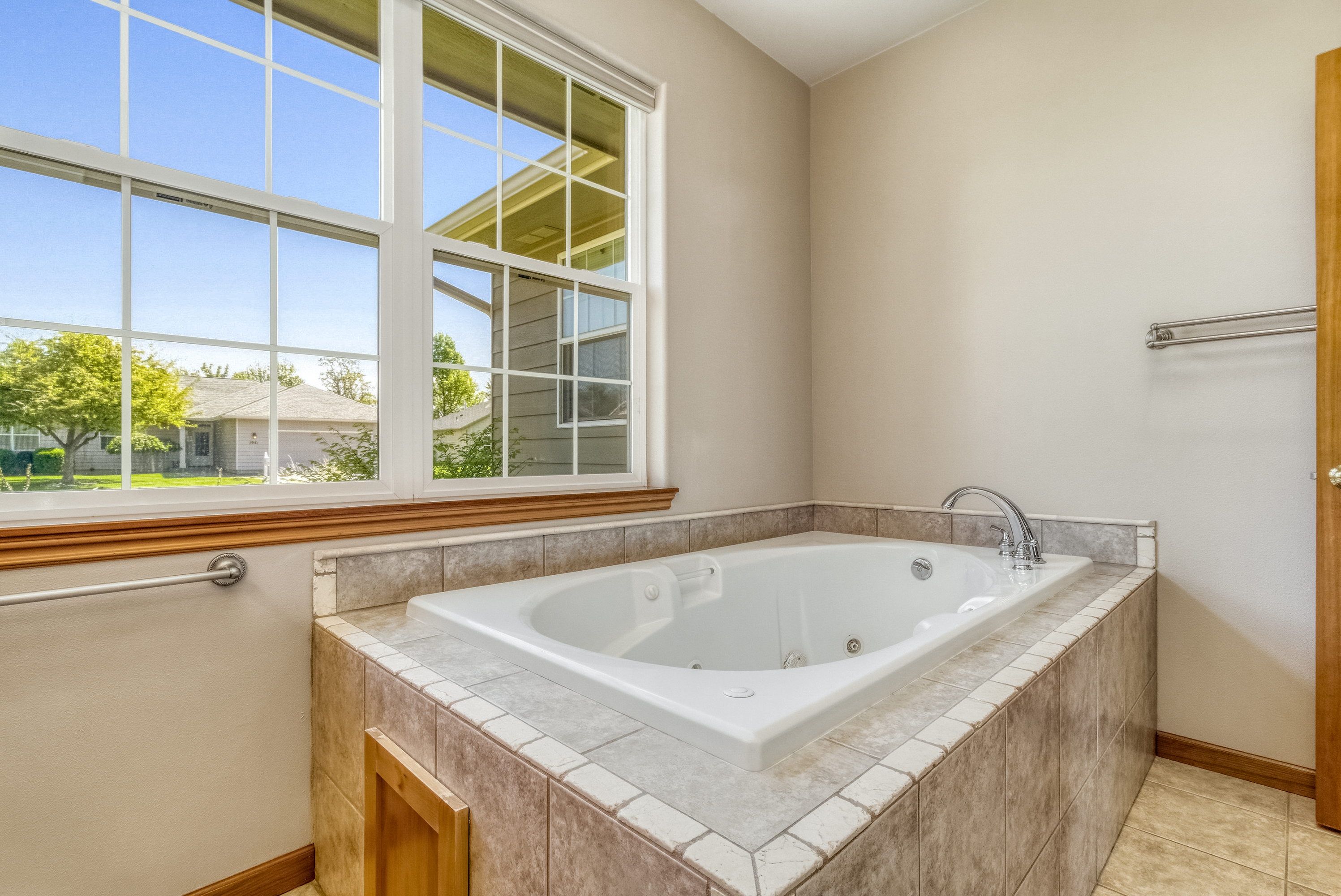 One Level Home in Desirable Neighborhood, Oversized Lot - 物件實景