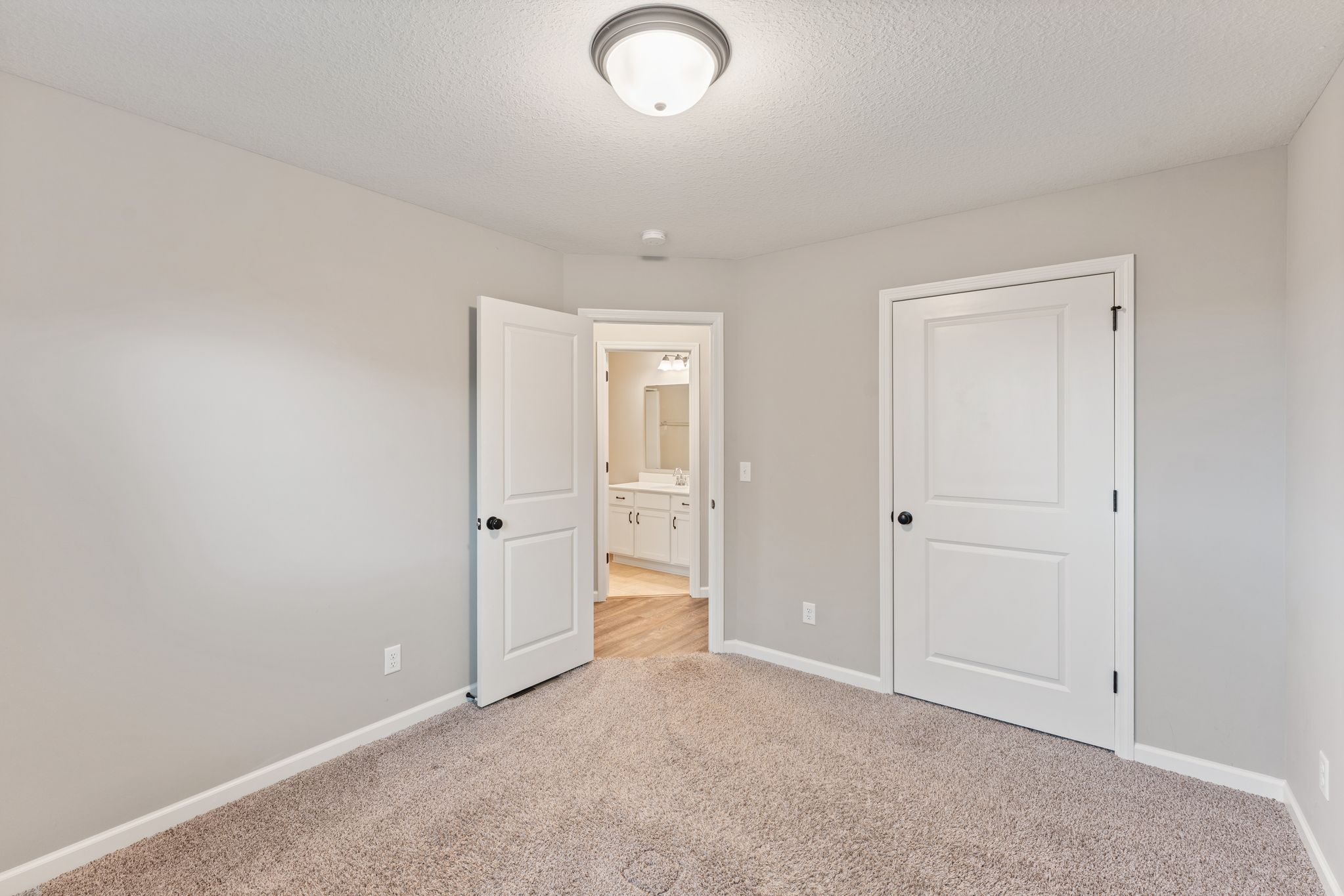  Spacious Walkout Living on a Prime Corner Lot - 物件實景