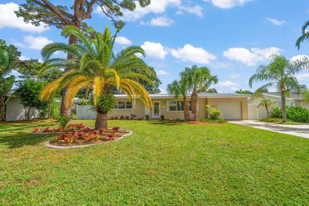 Belleair, Florida, 33756, United States, 2 Bedrooms Bedrooms, ,2 BathroomsBathrooms,Residential,For Sale,1917334