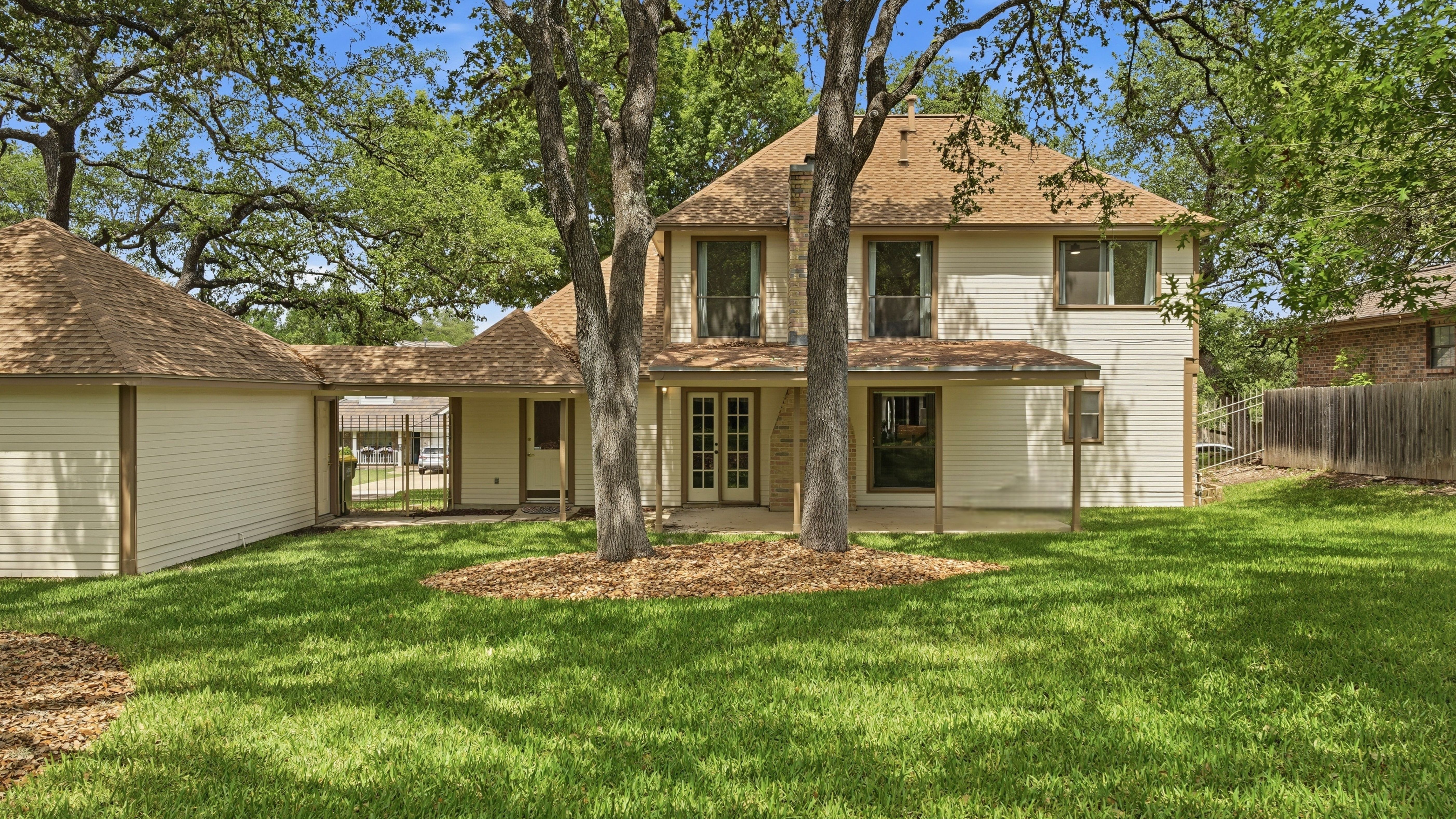  Custom Home with Private Backyard Oasis - 物件實景