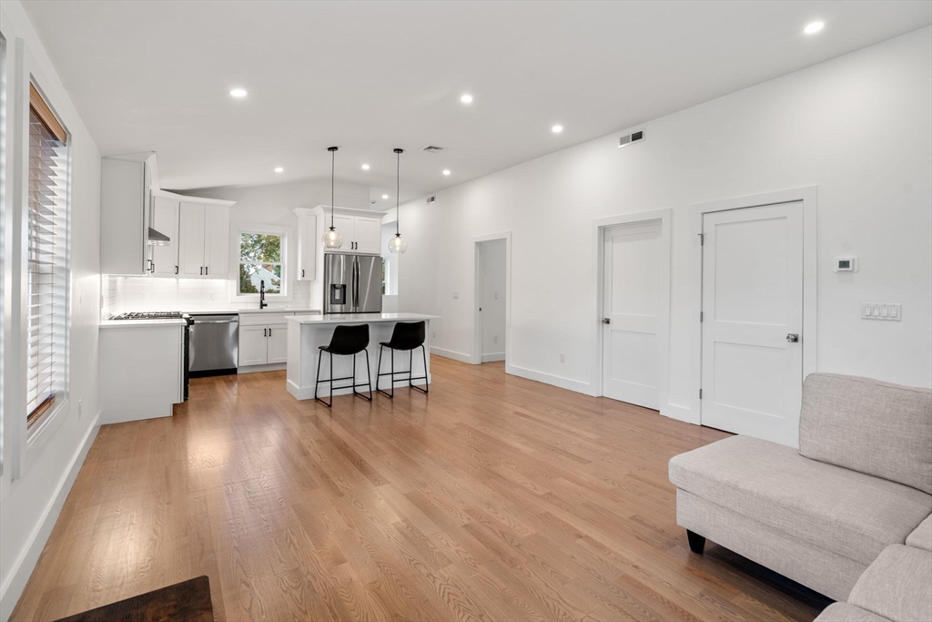 Waltham, Massachusetts, 02451, United States, 3 Bedrooms Bedrooms, ,2 BathroomsBathrooms,Residential,For Sale,1960528