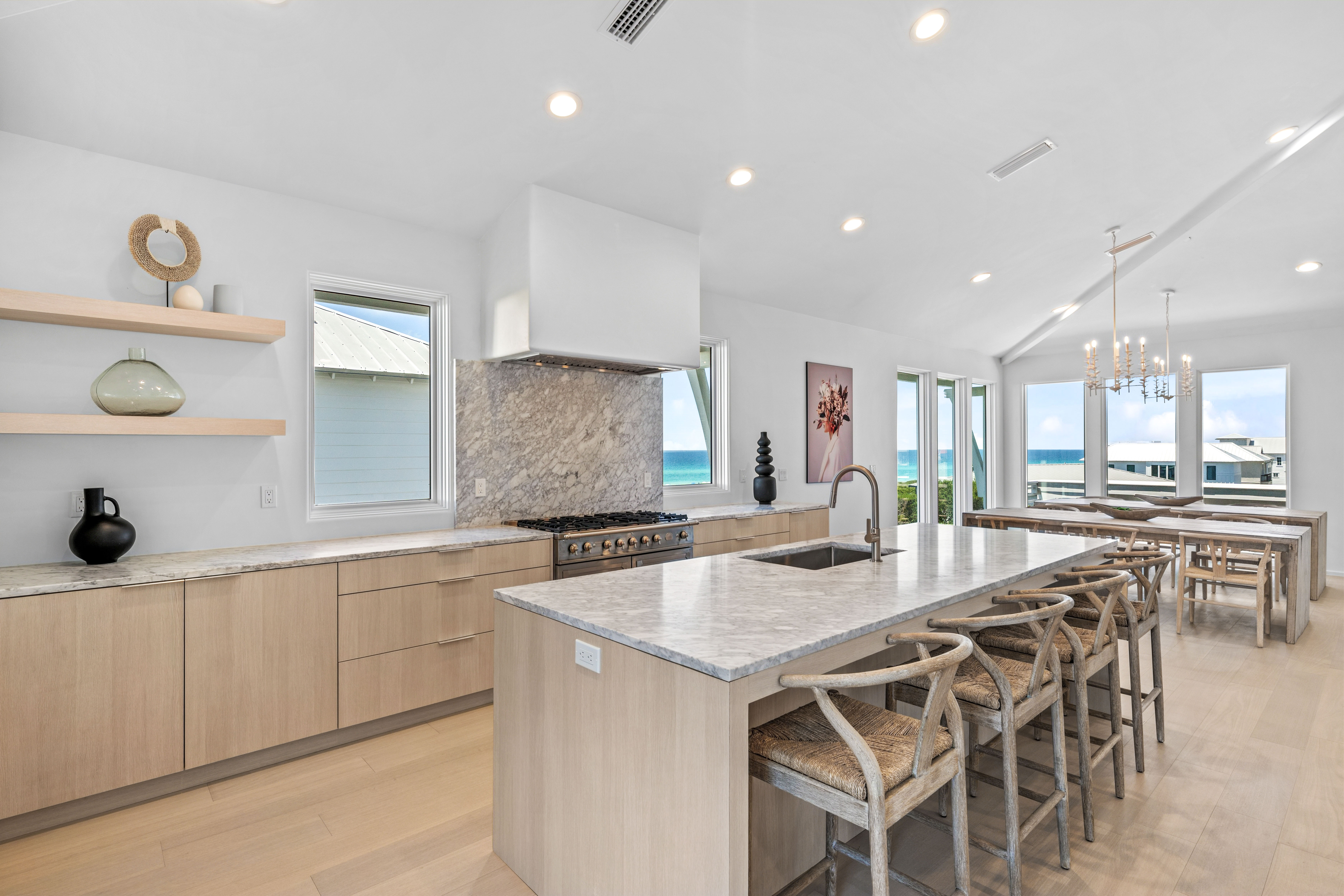  Four-Level Coastal Estate with Gulf Views in Exclusive Mala Beach - 物件實景