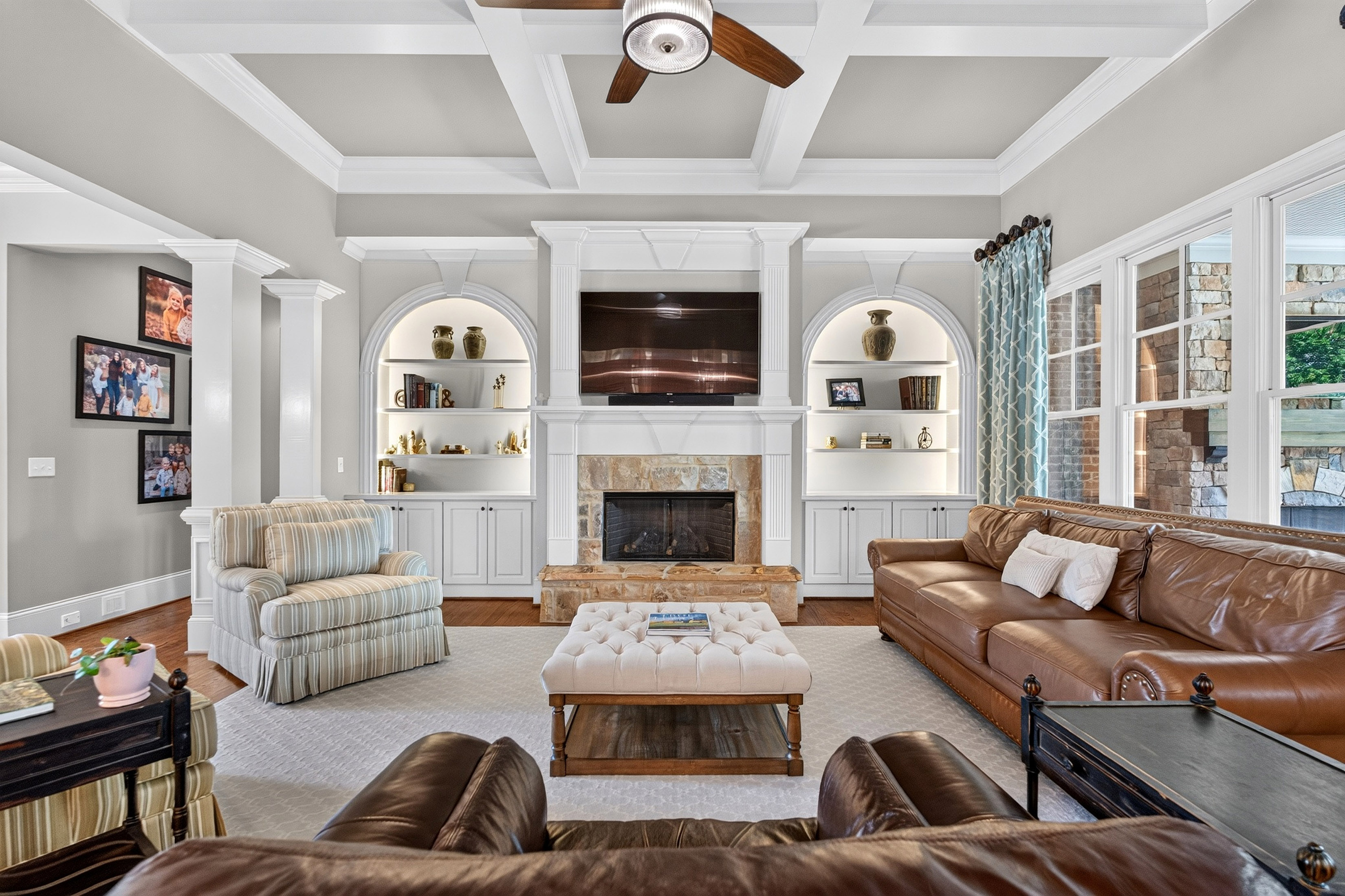  Experience Refined Estate Living in this Exceptional All-Brick and Stone Ranch - 物件實景