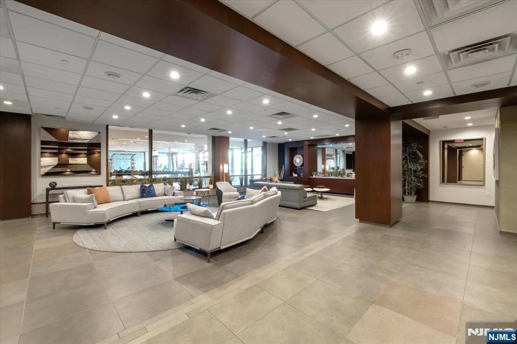 Edgewater, New Jersey, 07020, United States, 2 Bedrooms Bedrooms, ,2 BathroomsBathrooms,Residential,For Sale,1849063