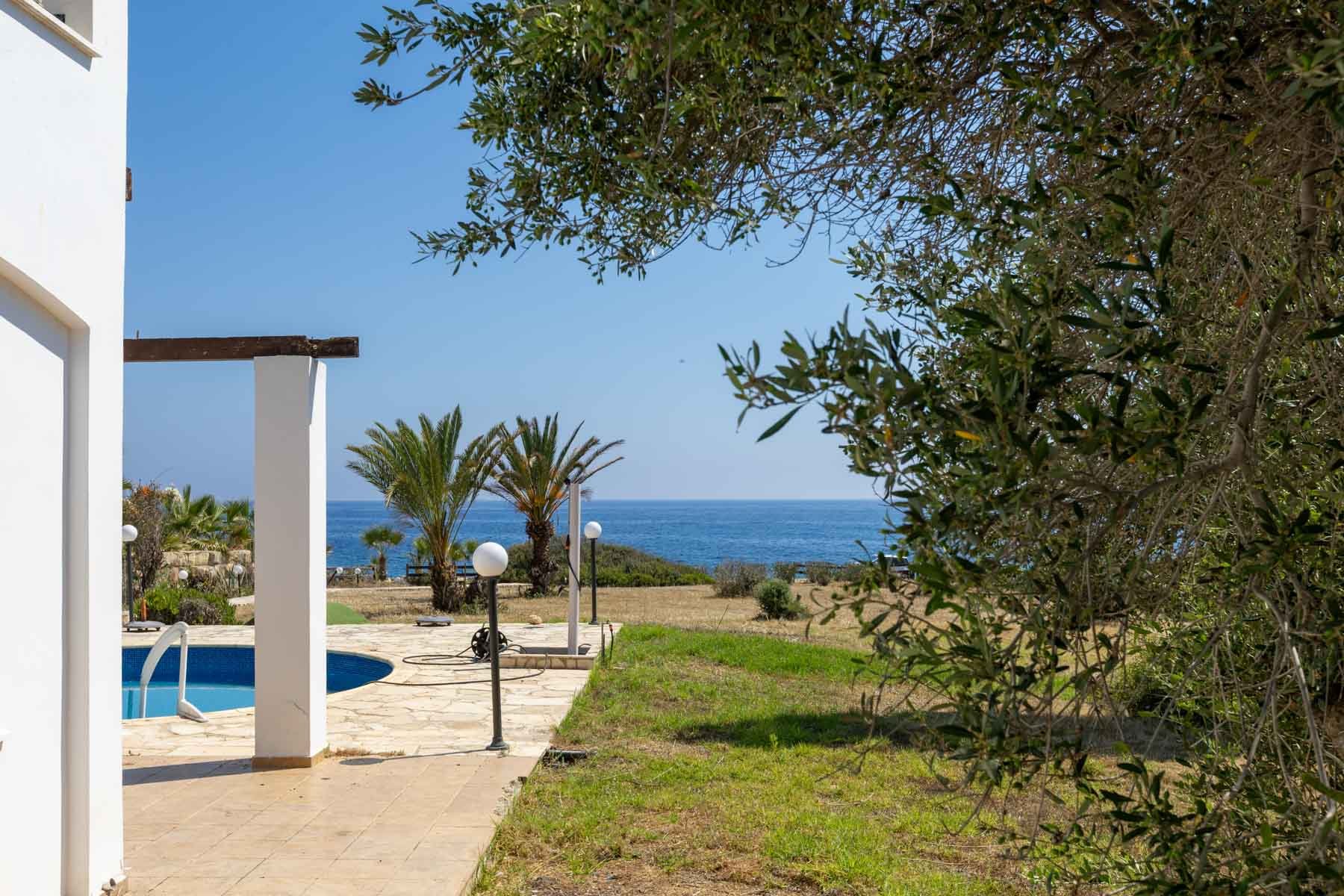  Seafront Plot with a Detached House for redevelopment in Sea Caves, Paphos - 物件實景