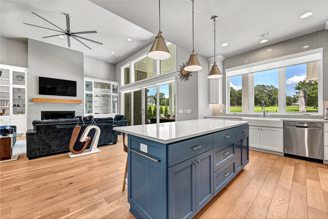 Bentonville, Arkansas, 72713, United States, 4 Bedrooms Bedrooms, ,5 BathroomsBathrooms,Residential,For Sale,1950806