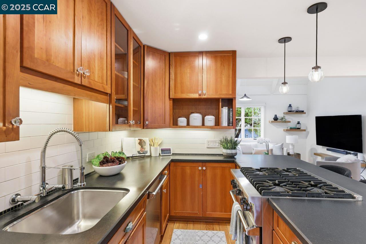 Orinda, California, 94563, United States, 3 Bedrooms Bedrooms, ,2 BathroomsBathrooms,Residential,For Sale,1993429