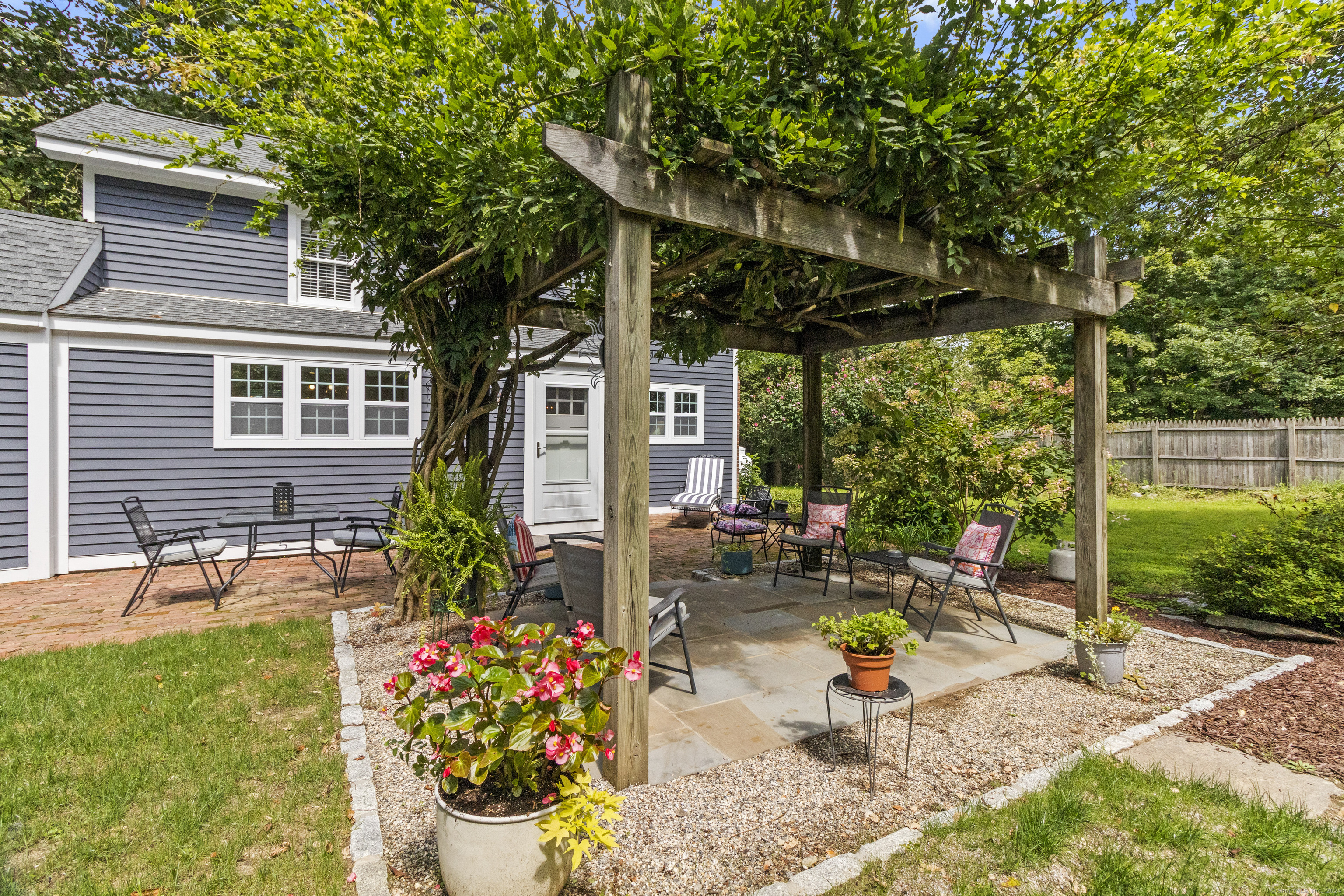 Newtown, Connecticut, 06482, United States, 3 Bedrooms Bedrooms, ,2 BathroomsBathrooms,Residential,For Sale,1828428