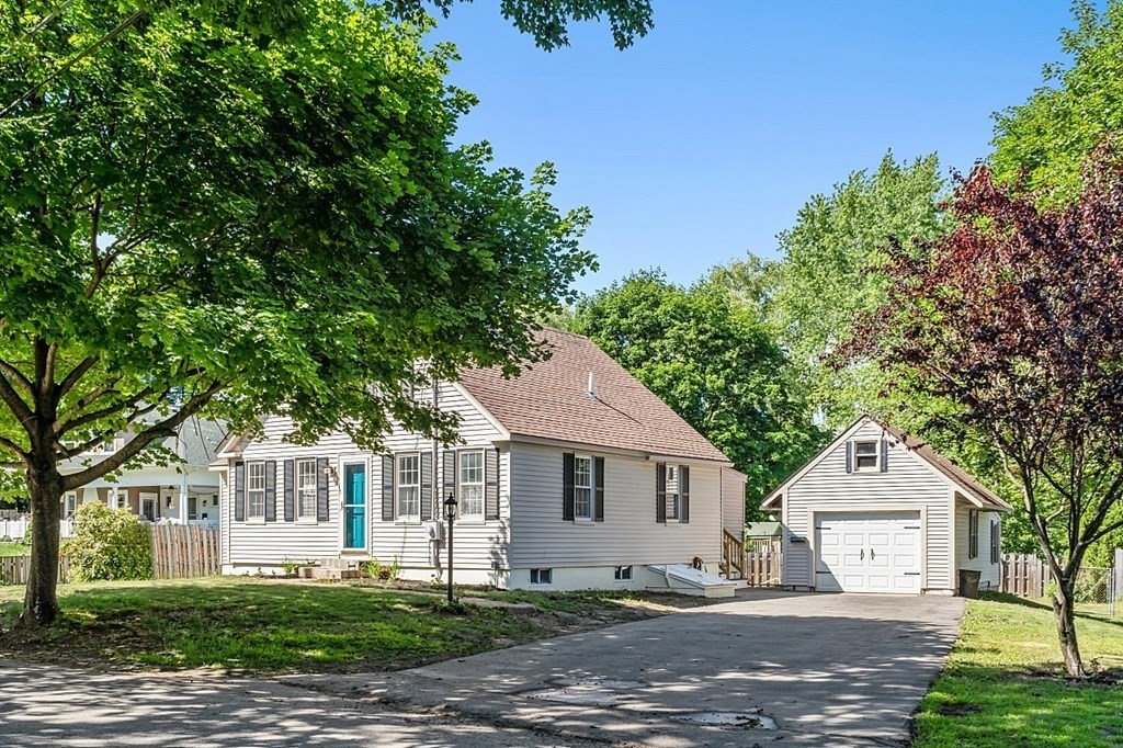 Exeter, New Hampshire, 03833, United States, 4 Bedrooms Bedrooms, ,3 BathroomsBathrooms,Residential,For Sale,1927852