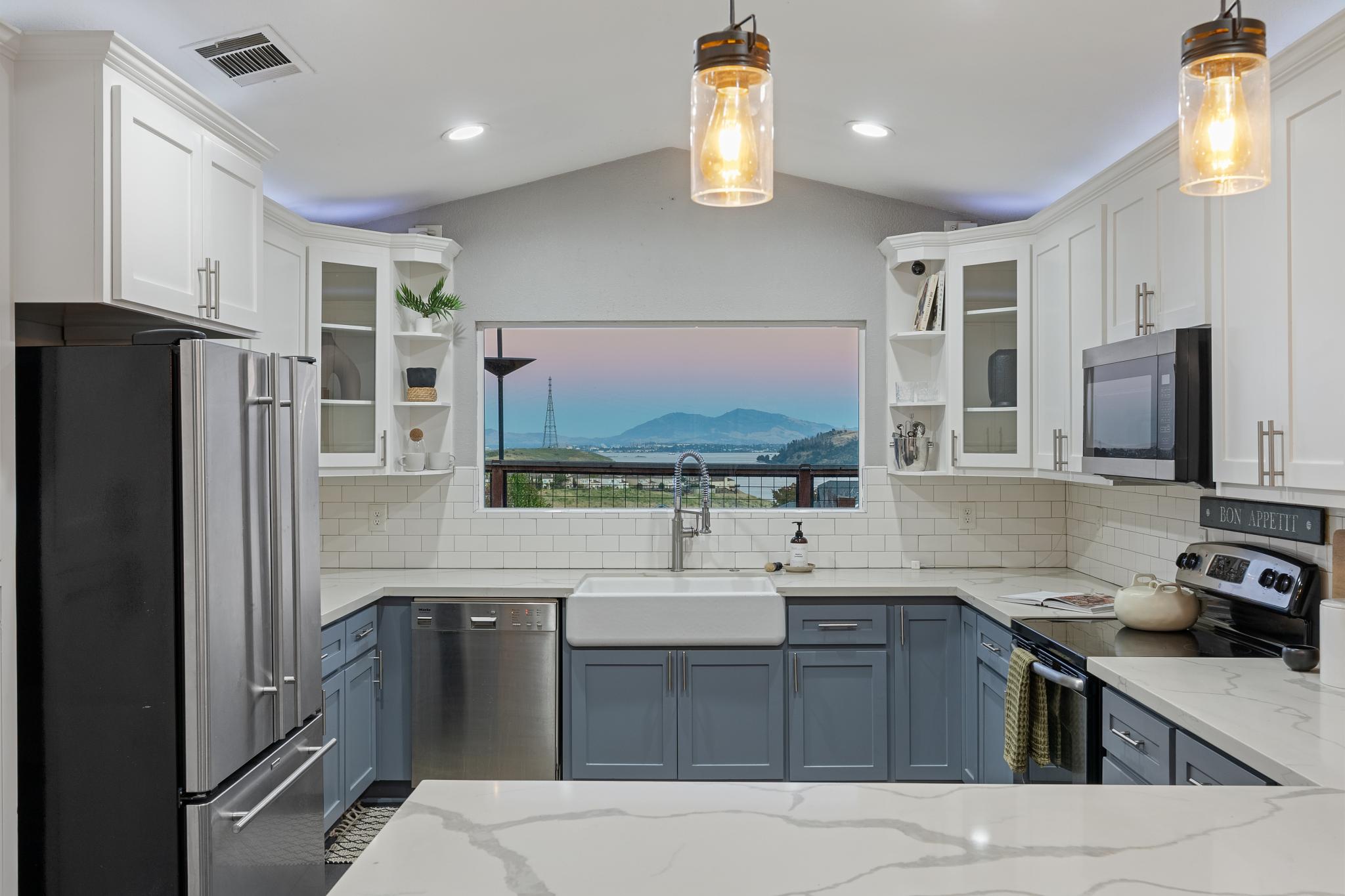  Beautifully Updated Home with Stunning Water Views - 物件實景