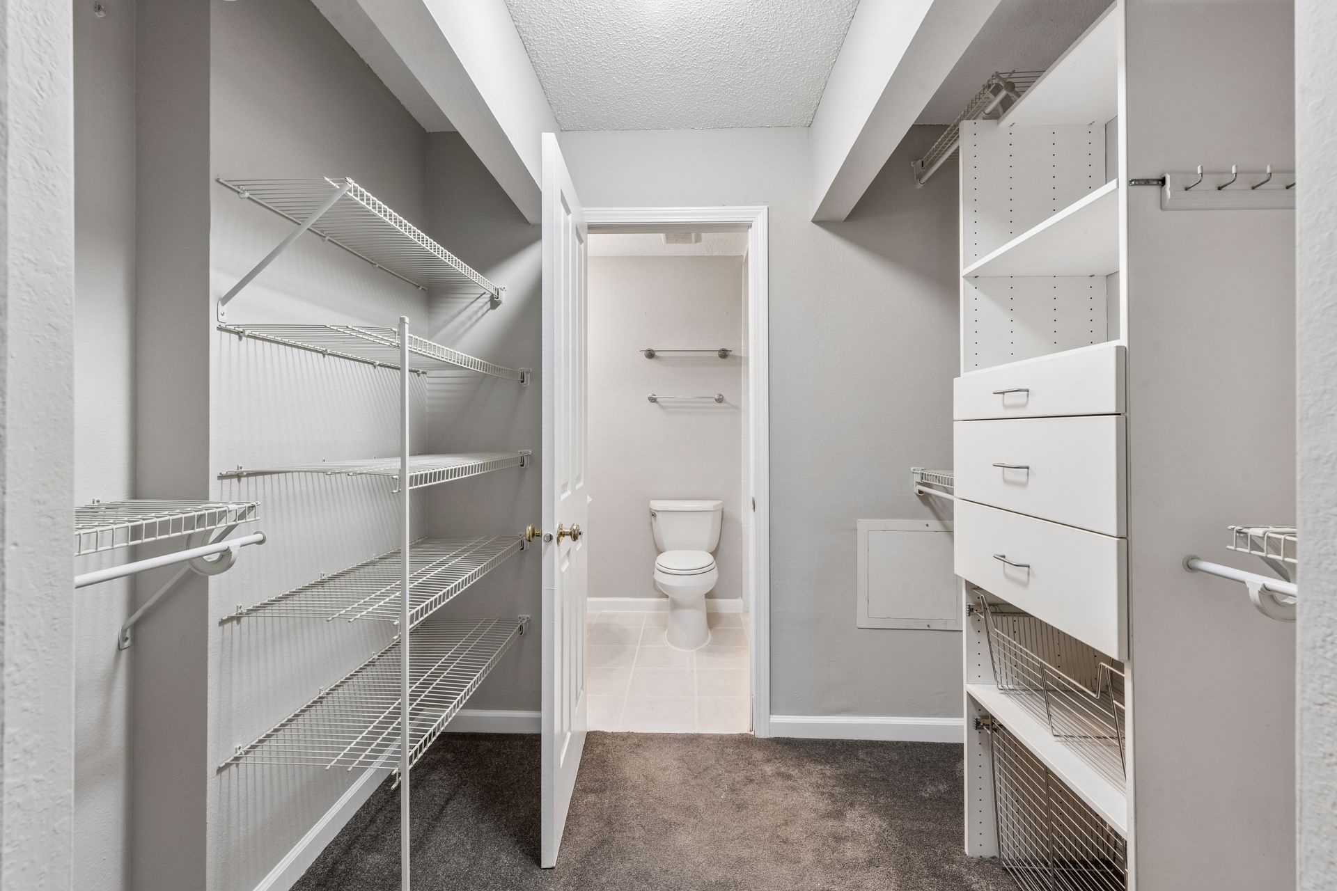  Updated Walkout Condo with Amenities - 物件實景