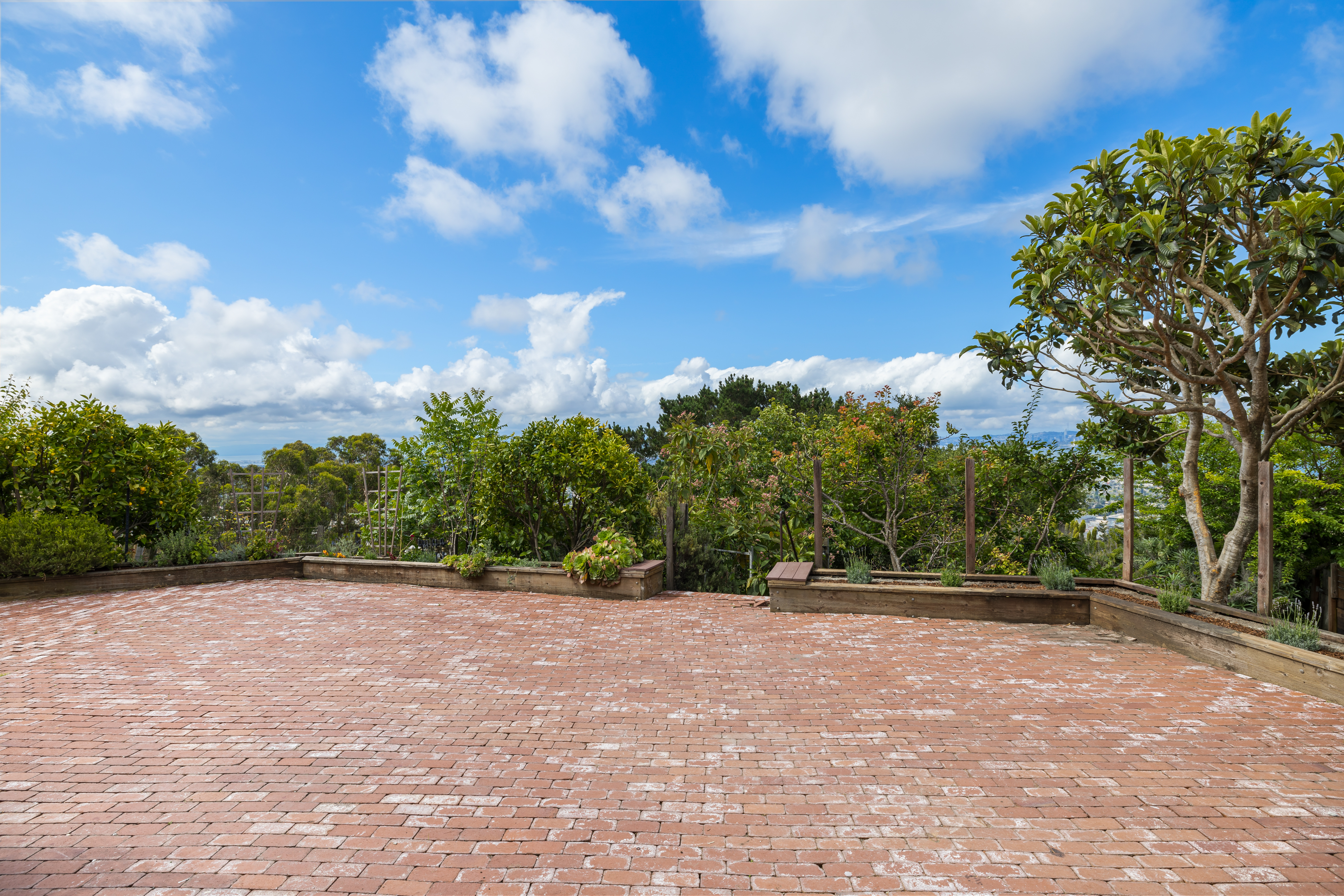  A Mediterranean Retreat Above the Bay - 物件實景