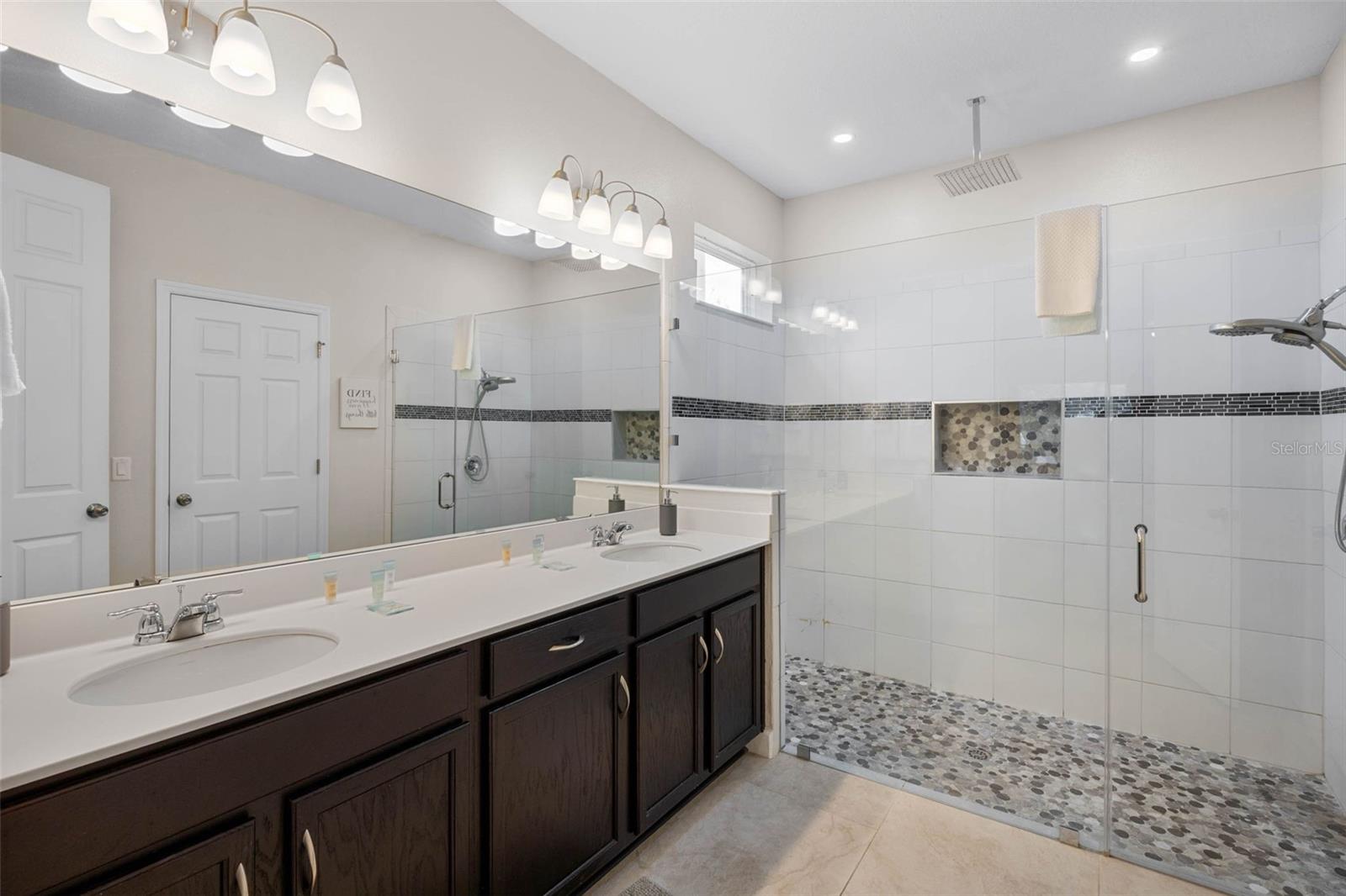 KISSIMMEE, Florida, 34747, United States, 7 Bedrooms Bedrooms, ,6 BathroomsBathrooms,Residential,For Sale,1989938