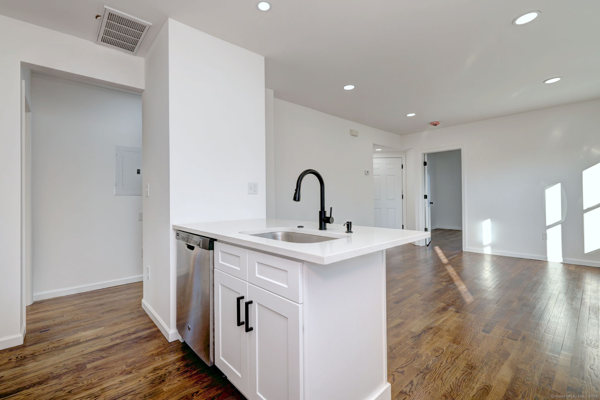 Hamden, Connecticut, 06514, United States, 8 Bedrooms Bedrooms, ,3 BathroomsBathrooms,Residential,For Sale,1940598