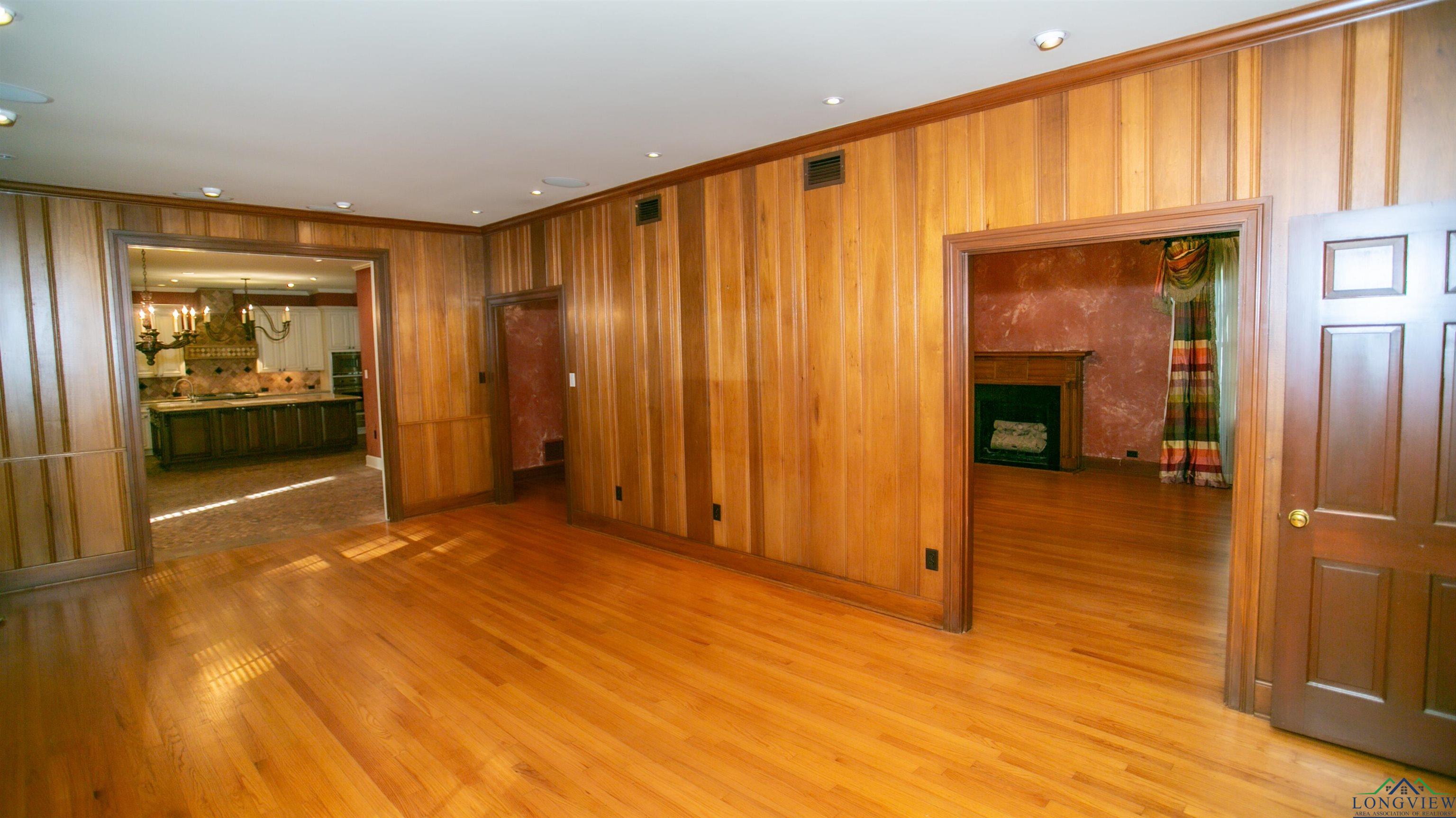 Marshall, Texas, 75670, United States, 5 Bedrooms Bedrooms, ,5 BathroomsBathrooms,Residential,For Sale,1943328