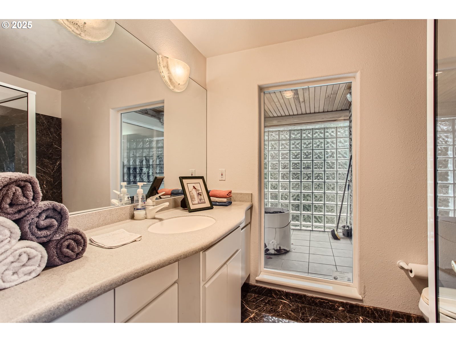 Portland, Oregon, 97229, United States, 3 Bedrooms Bedrooms, ,4 BathroomsBathrooms,Residential,For Sale,1982517