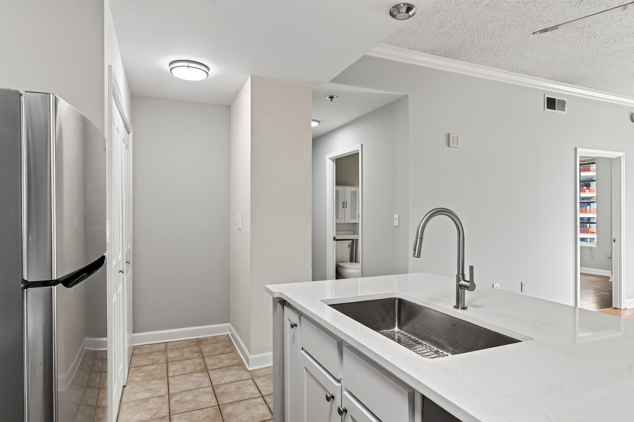  Beautifully Renovated Condo in Unbeatable Midtown Location - 物件實景