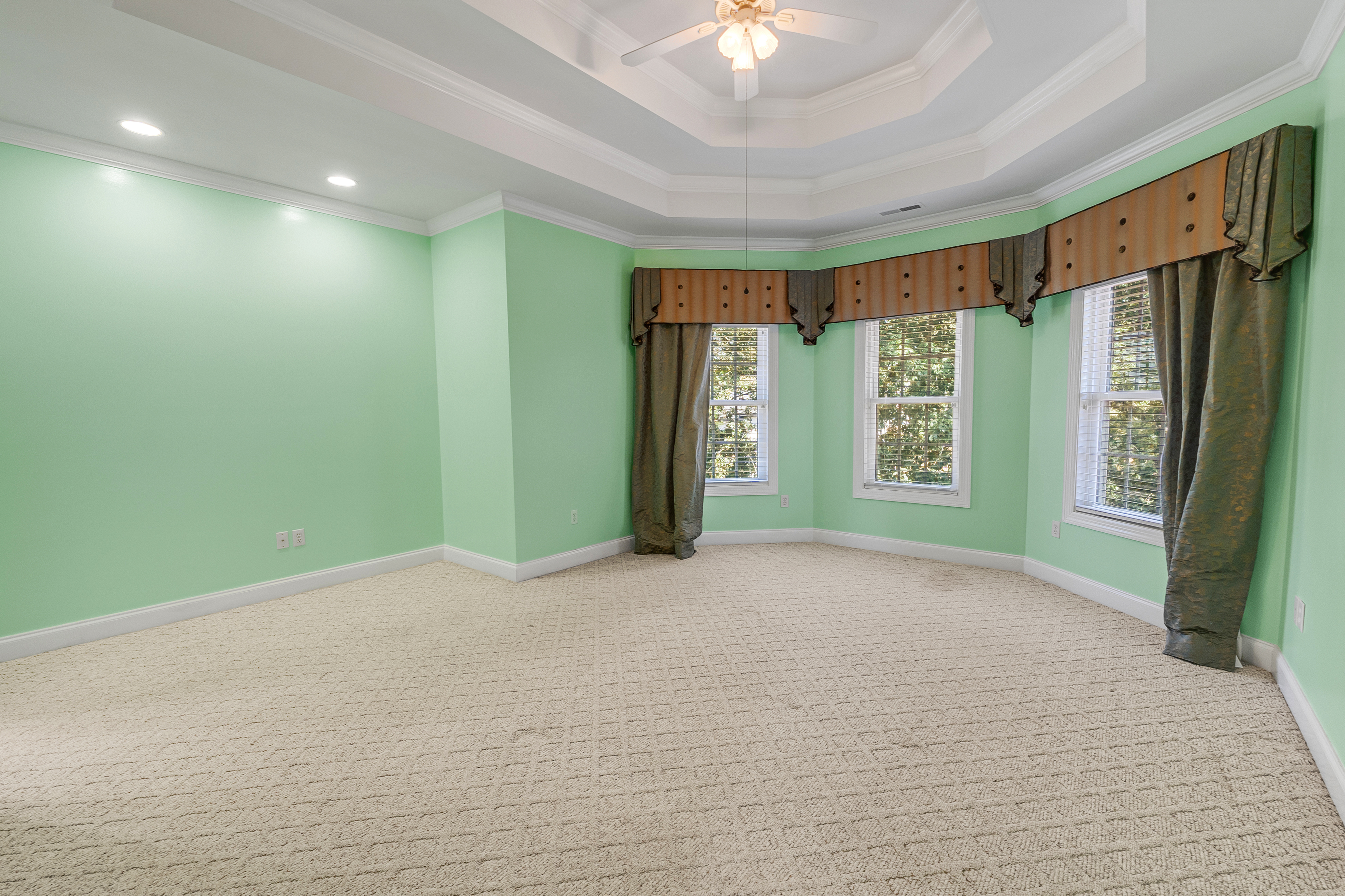 Tullahoma, Tennessee, 37388, United States, 6 Bedrooms Bedrooms, ,5 BathroomsBathrooms,Residential,For Sale,1851275