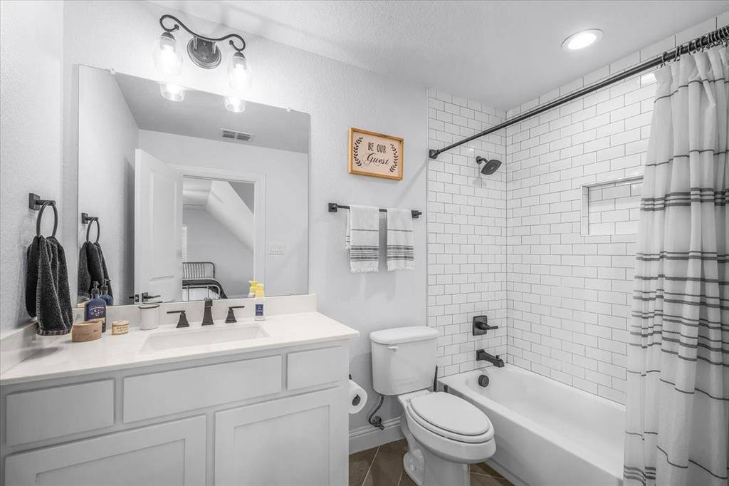 Weatherford, Texas, 76088, United States, 5 Bedrooms Bedrooms, ,4 BathroomsBathrooms,Residential,For Sale,1977479