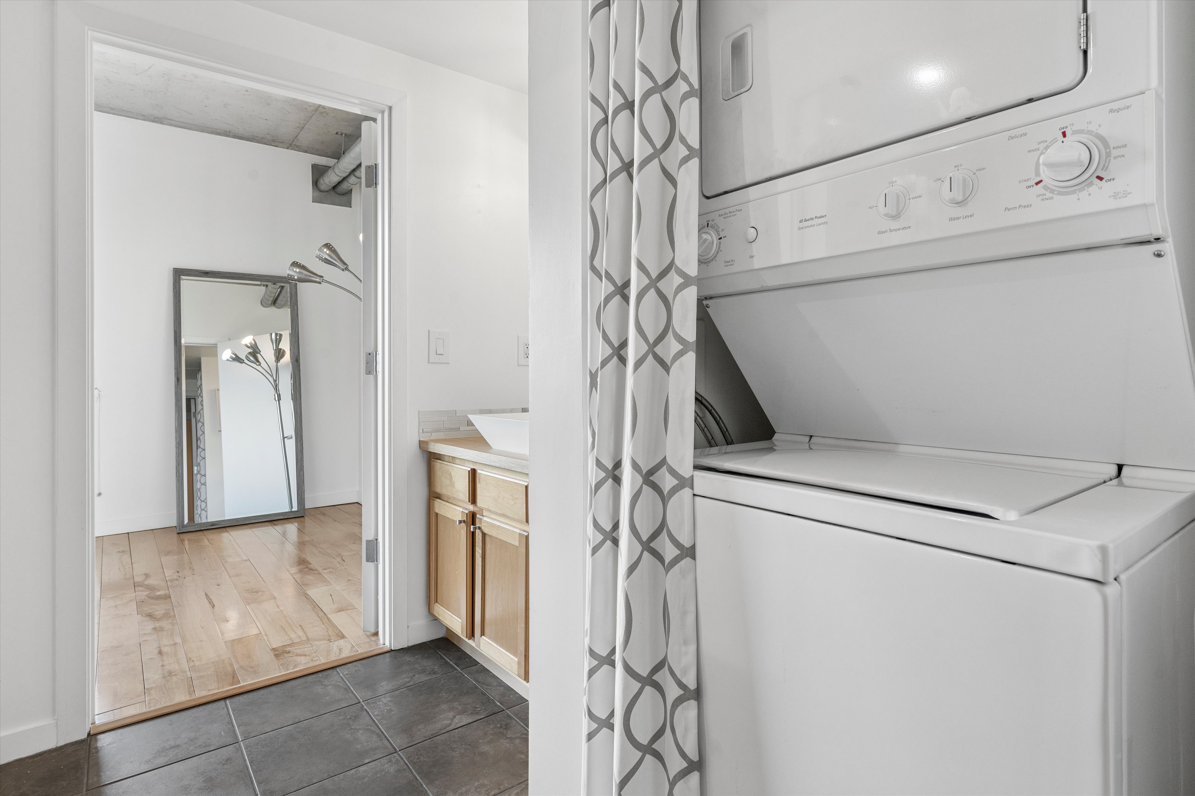  This beautifully updated residence welcomes you with stunning natural light - 物件實景