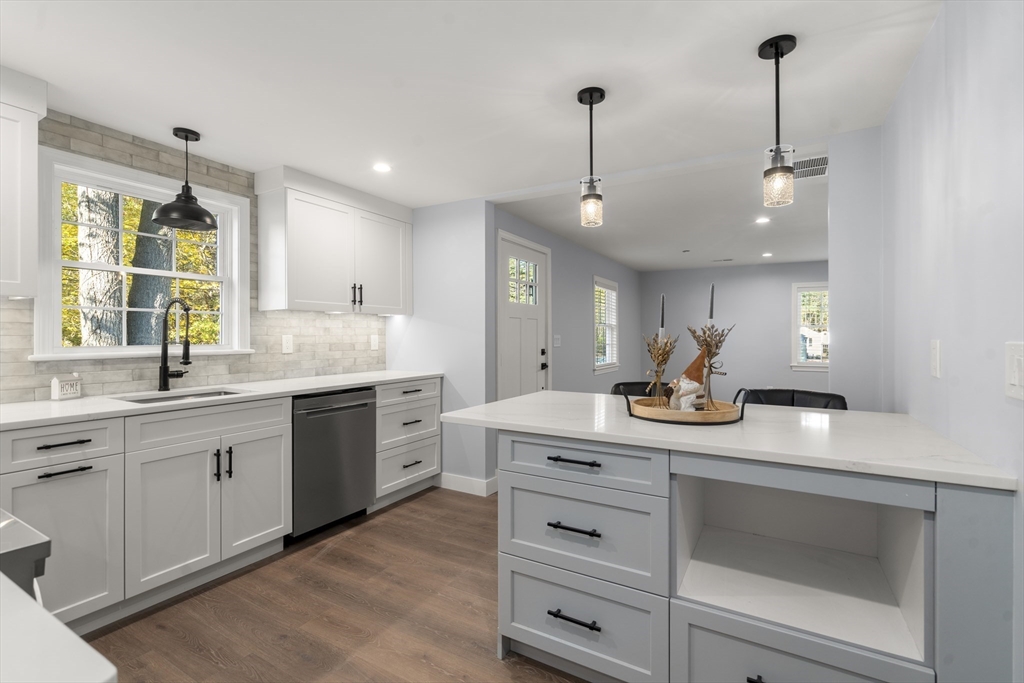 Abington, Massachusetts, 02351, United States, 3 Bedrooms Bedrooms, ,3 BathroomsBathrooms,Residential,For Sale,1987821