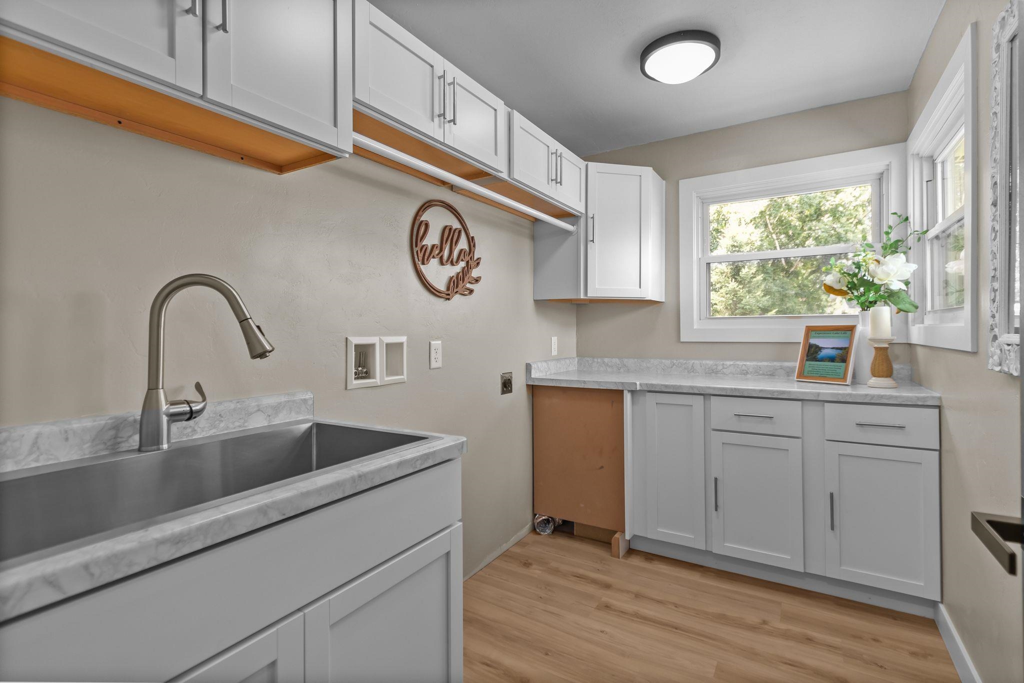 NEENAH, Wisconsin, 54956, United States, 3 Bedrooms Bedrooms, ,2 BathroomsBathrooms,Residential,For Sale,1912051