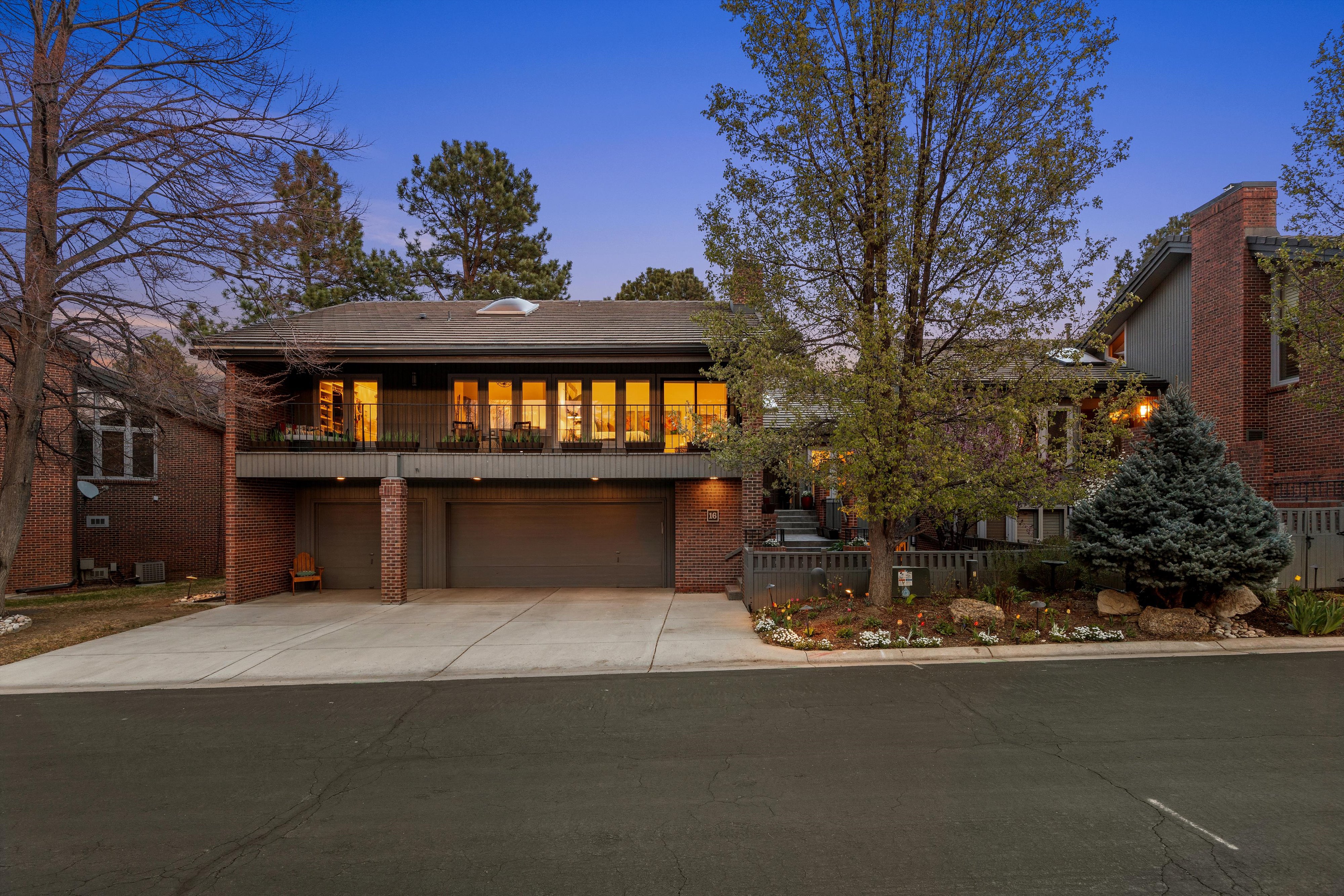  A Rare Offering: Five Bedrooms & Four Bathrooms Thoughtfully Designed Townhome - 物件實景