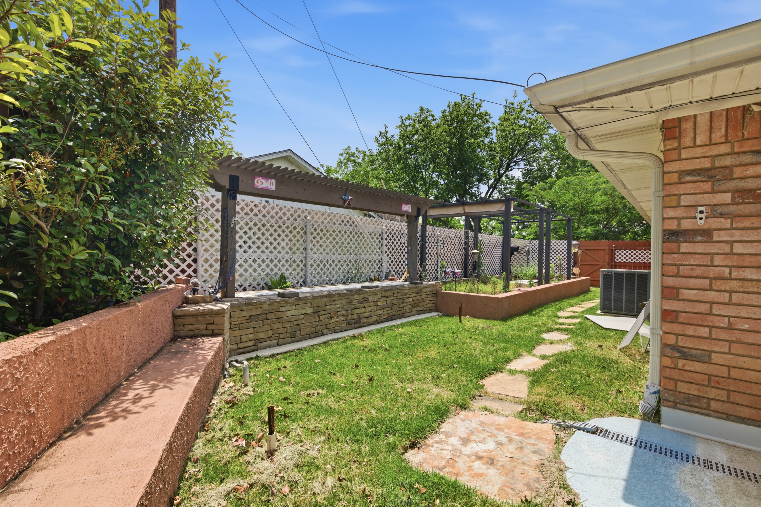  Spacious Charming Home  Updates  Comfortable Layout - 物件實景