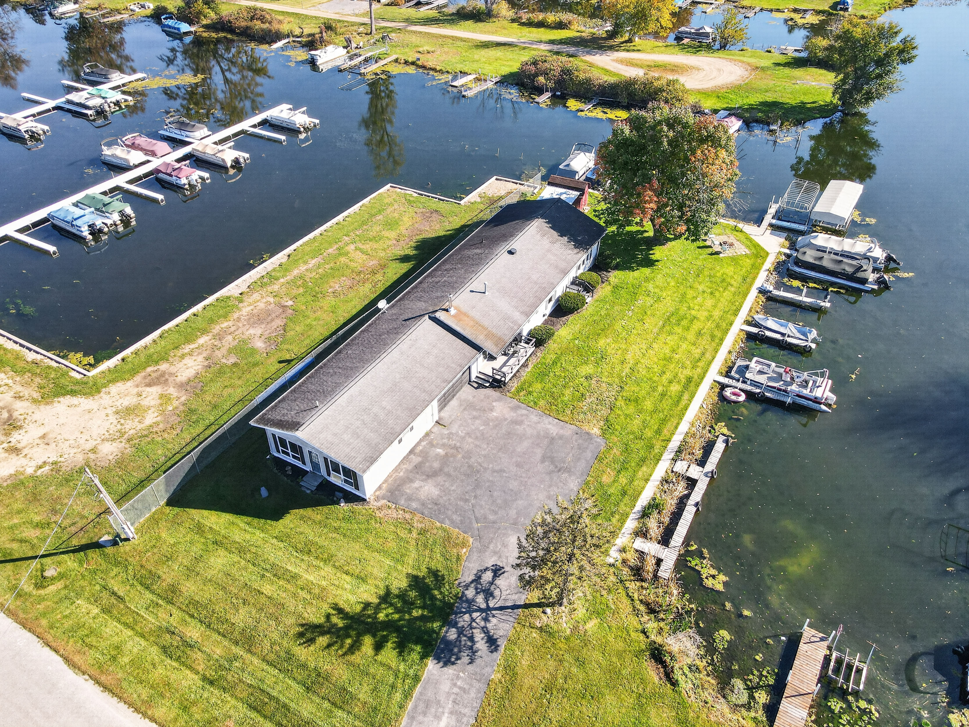  Beautifully Remodeled 4 Bedroom Home Featuring Lakefront Living - 物件實景