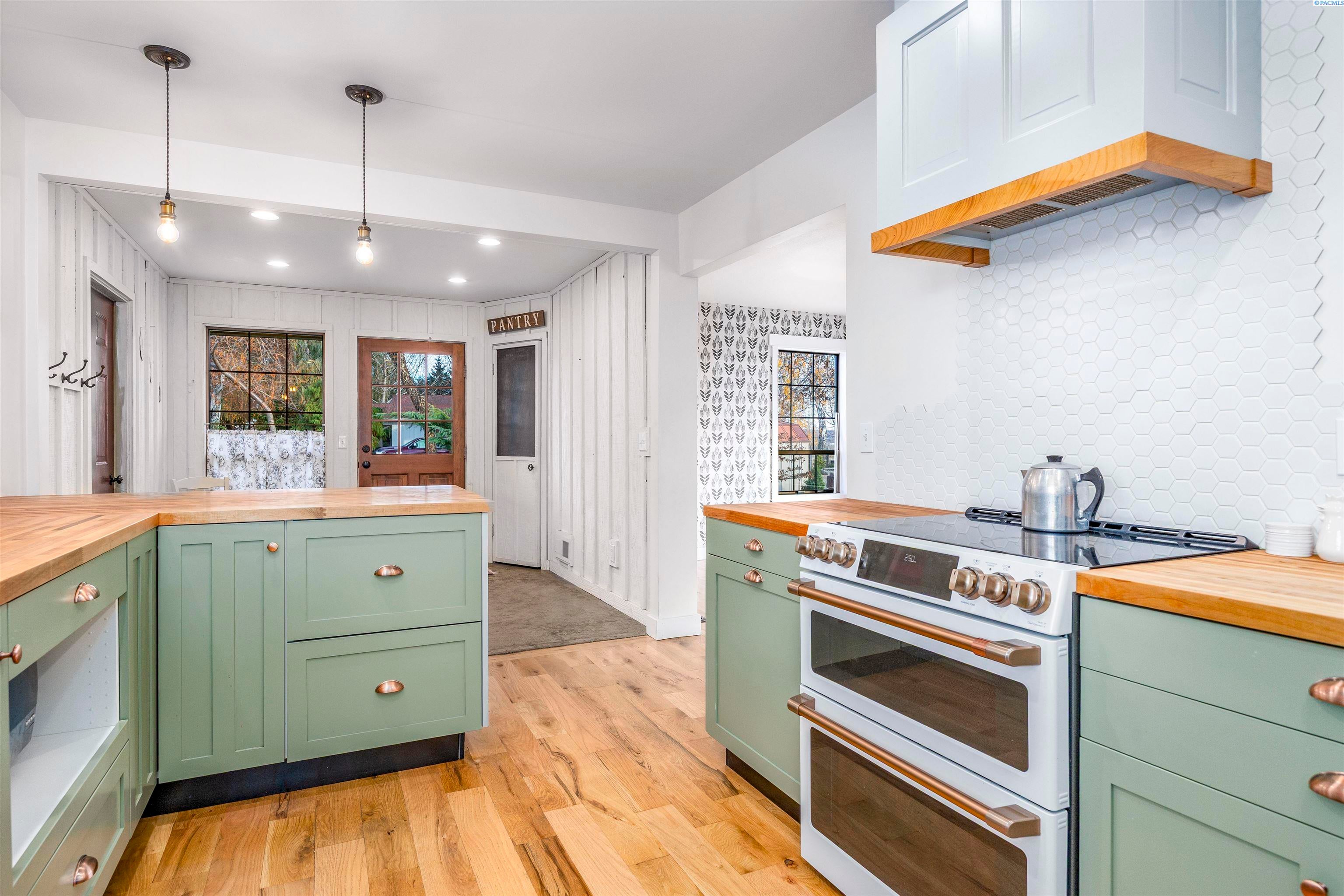 Sunnyside, Washington, 98944, United States, 3 Bedrooms Bedrooms, ,2 BathroomsBathrooms,Residential,For Sale,1998016