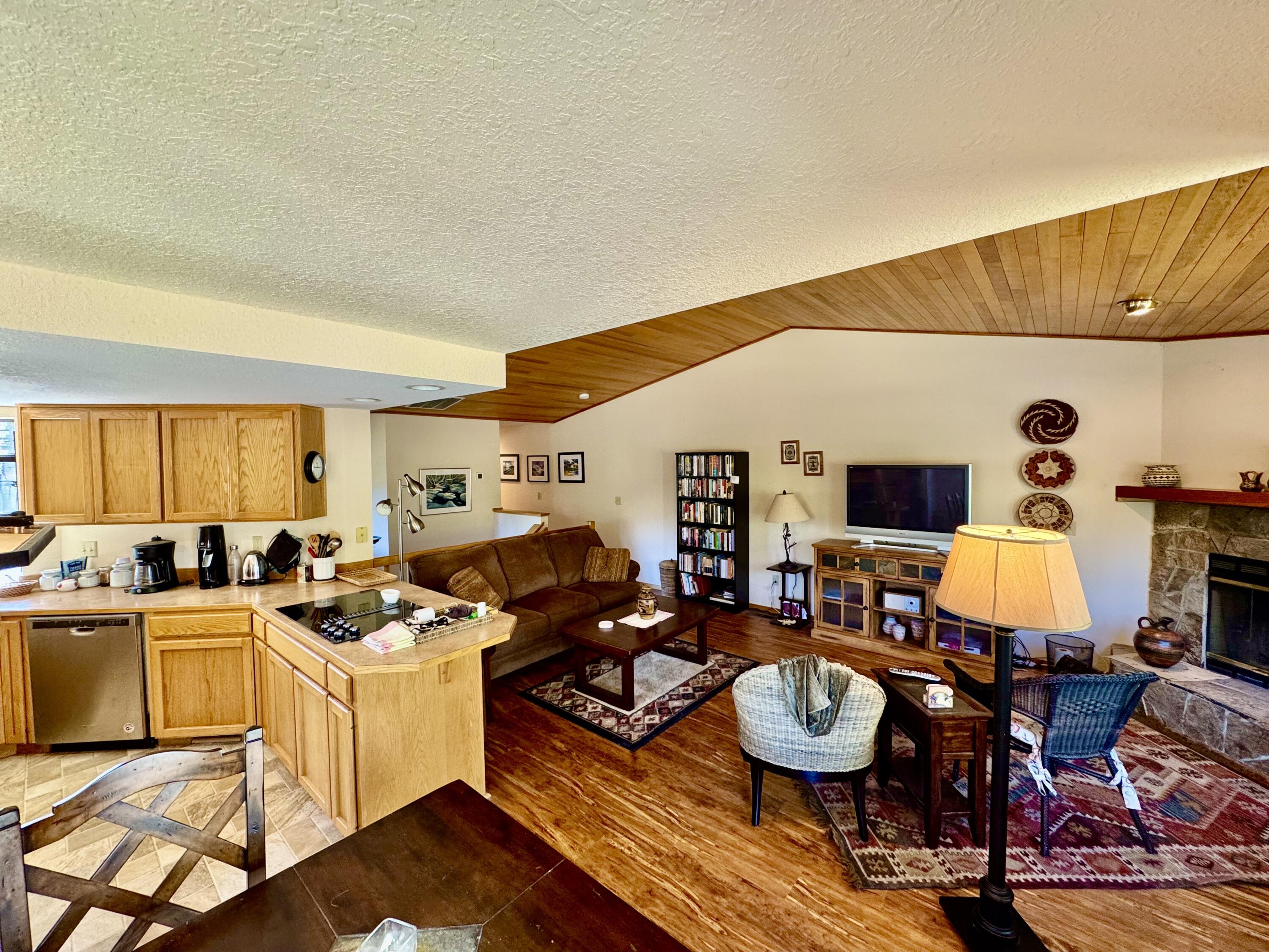 Sunriver, Oregon, 97707, United States, 3 Bedrooms Bedrooms, ,3 BathroomsBathrooms,Residential,For Sale,1778958