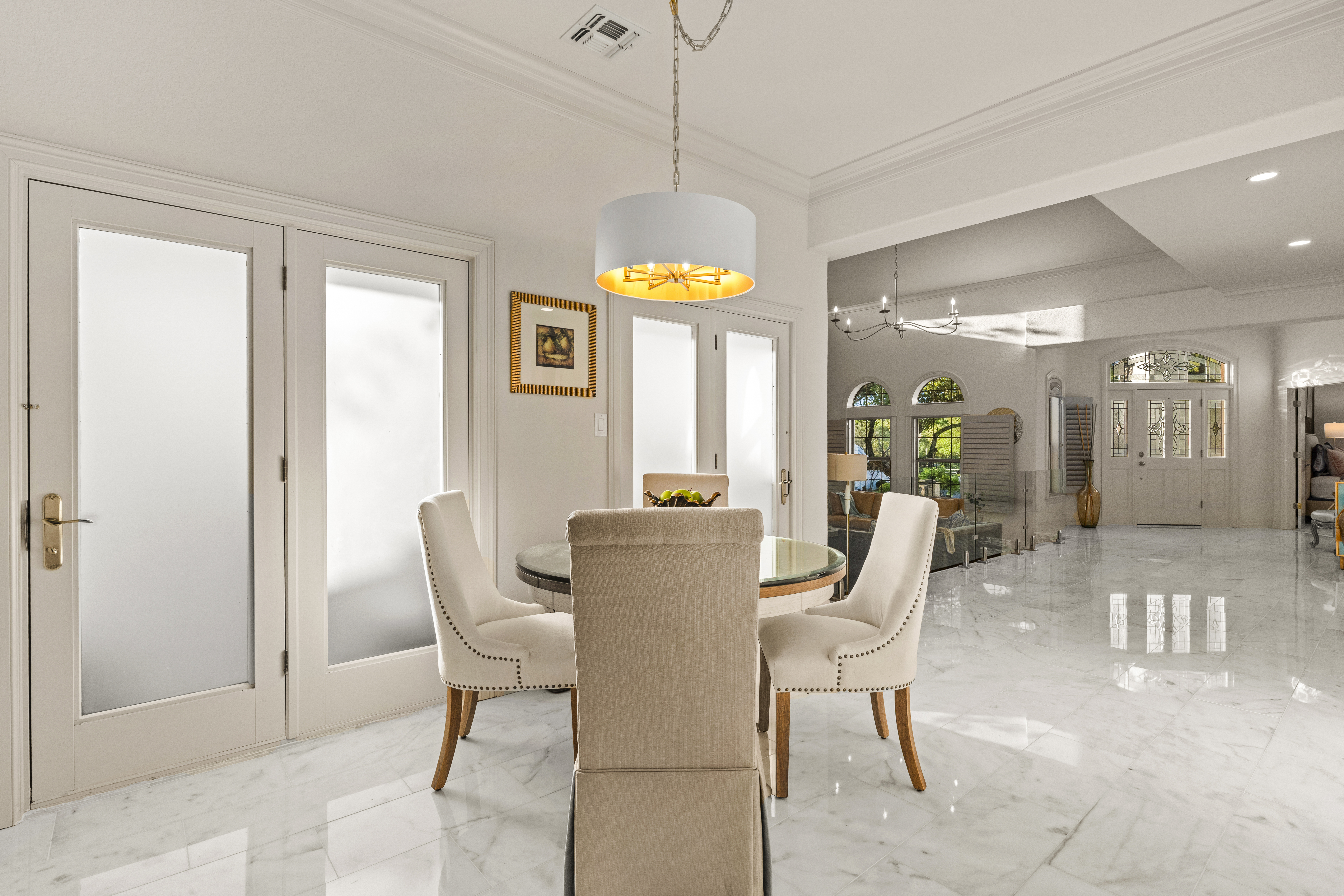  Updated Home with Captivating Interior Features - 物件實景