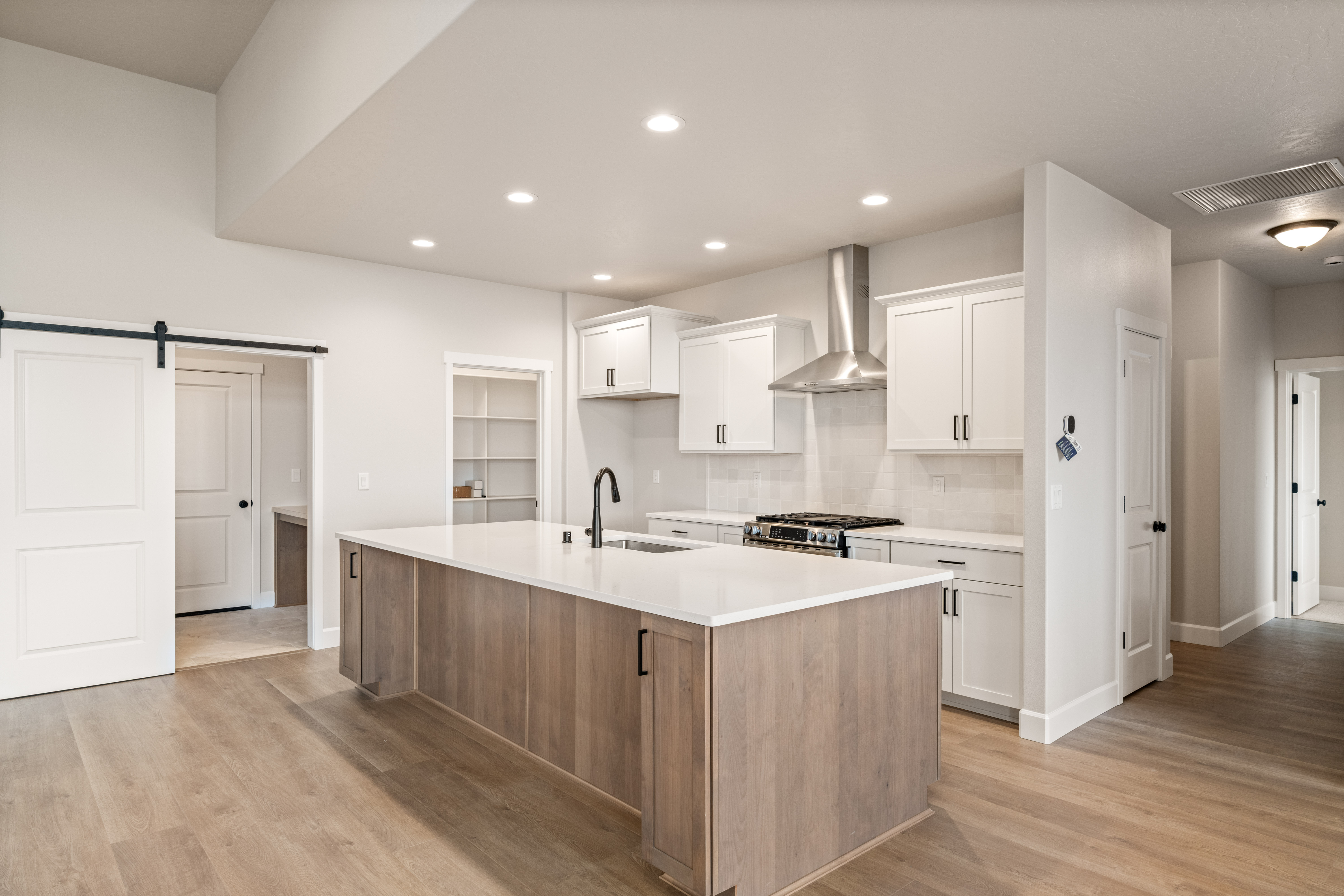  4 Beds, RV Garage & Large Pantry - 物件實景