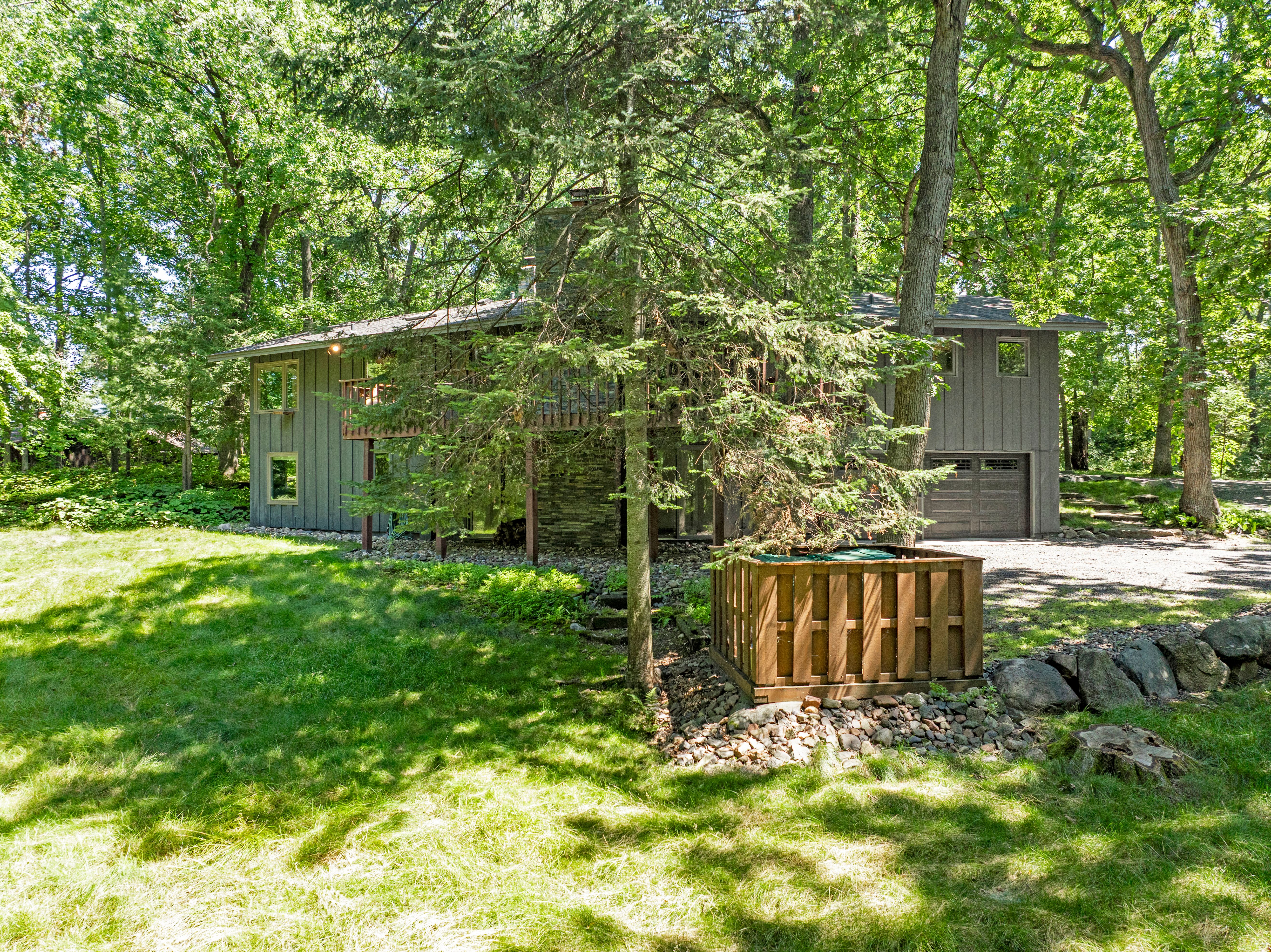  Secluded Wooded Retreat with Beautifully Updated Interiors - 物件實景
