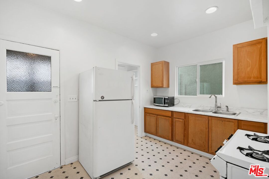 827 Lucile Ave, Los Angeles, California, 90026, United States, 6 Bedrooms Bedrooms, ,Residential,For Sale,827 Lucile Ave,1626659