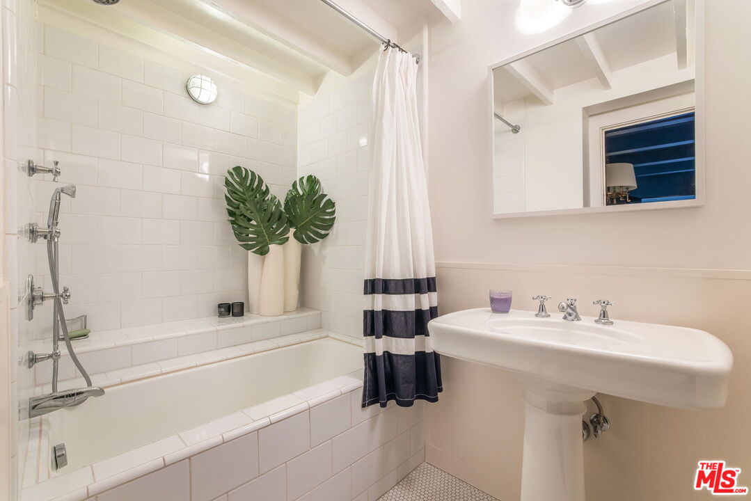 West Hollywood, California, 90048, United States, 3 Bedrooms Bedrooms, ,1 BathroomBathrooms,Residential,For Sale,1828298