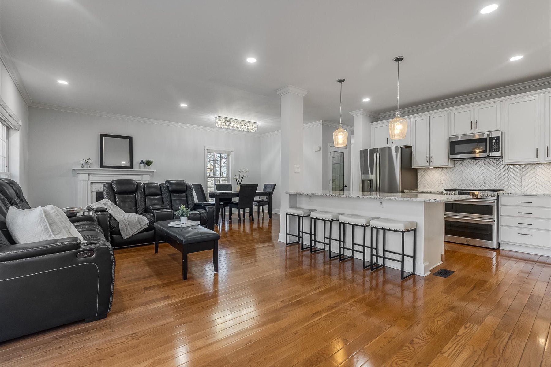  Experience Urban Luxury with this End-Unit Townhome - 物件實景