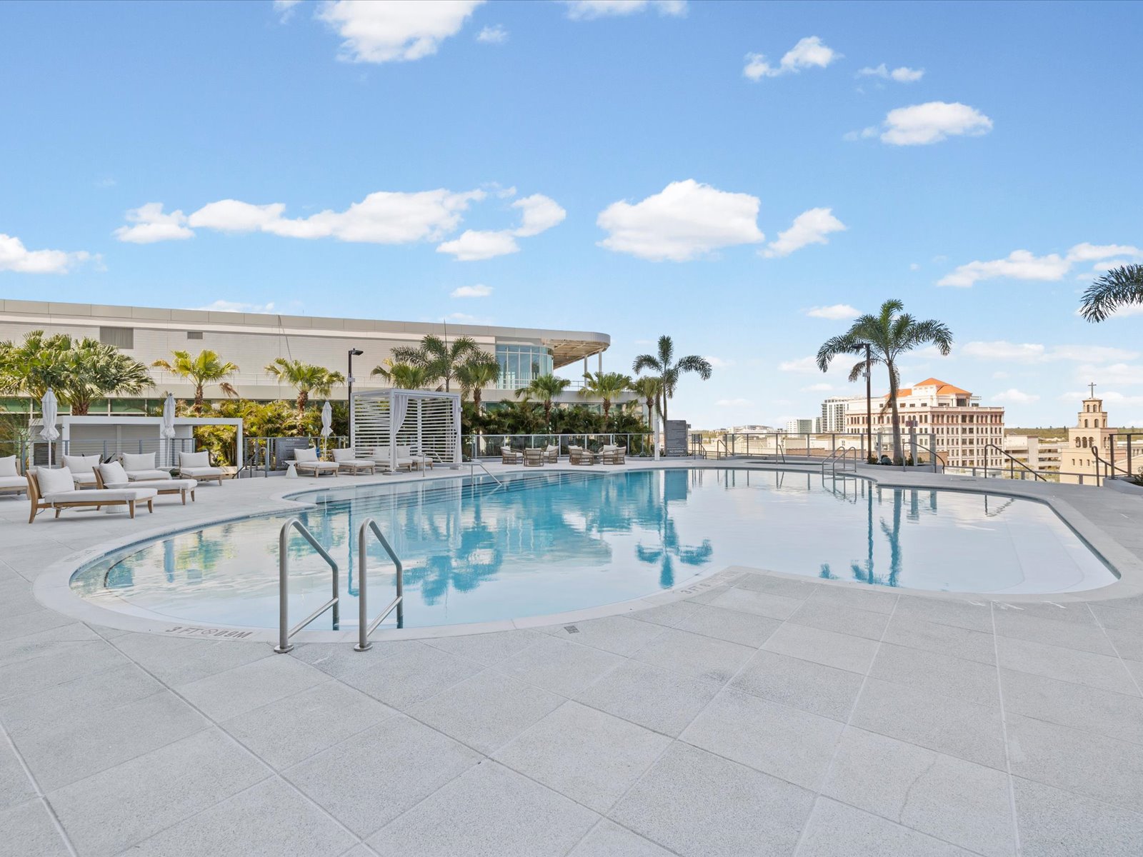 ST Petersburg, Florida, 33701, United States, 2 Bedrooms Bedrooms, ,3 BathroomsBathrooms,Residential,For Sale,2049072