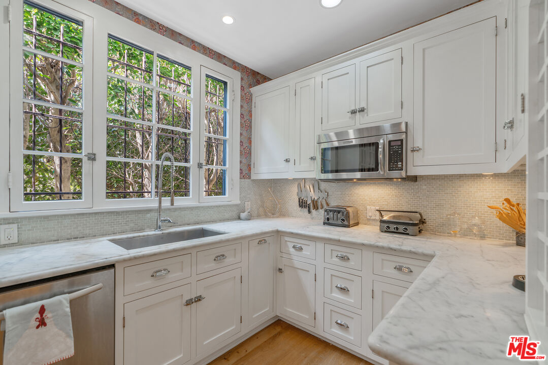 Los Angeles, California, 90005, United States, 3 Bedrooms Bedrooms, ,3 BathroomsBathrooms,Residential,For Sale,1876512