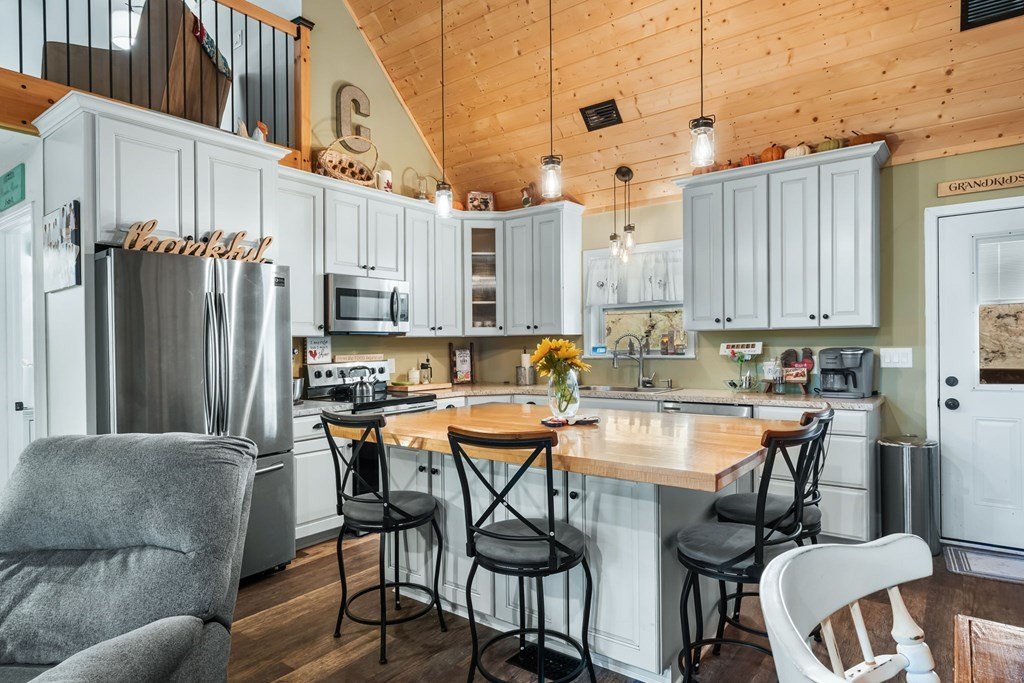 Blairsville, Georgia, 30512, United States, 3 Bedrooms Bedrooms, ,3 BathroomsBathrooms,Residential,For Sale,1979899