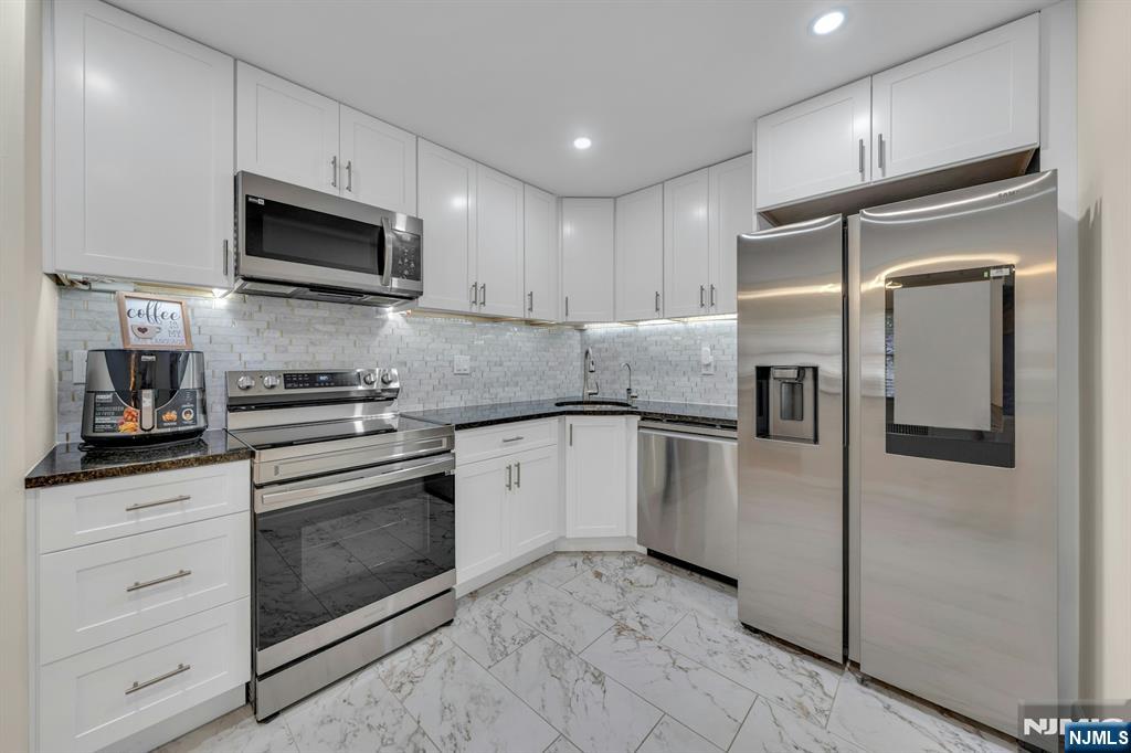 Palisades Park, New Jersey, 07650, United States, 2 Bedrooms Bedrooms, ,3 BathroomsBathrooms,Residential,For Sale,1960727