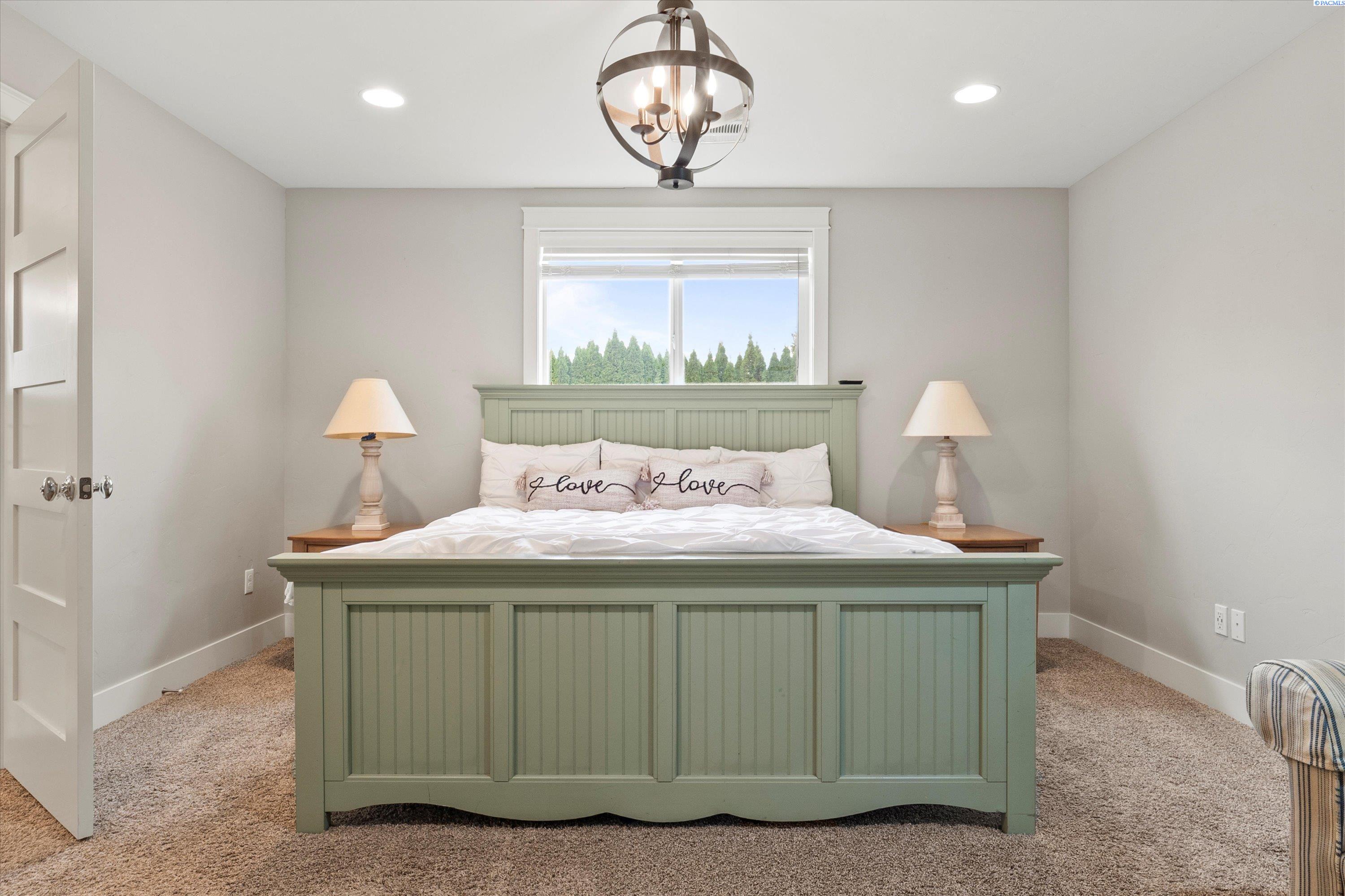 Richland, Washington, 99352, United States, 5 Bedrooms Bedrooms, ,3 BathroomsBathrooms,Residential,For Sale,1987518